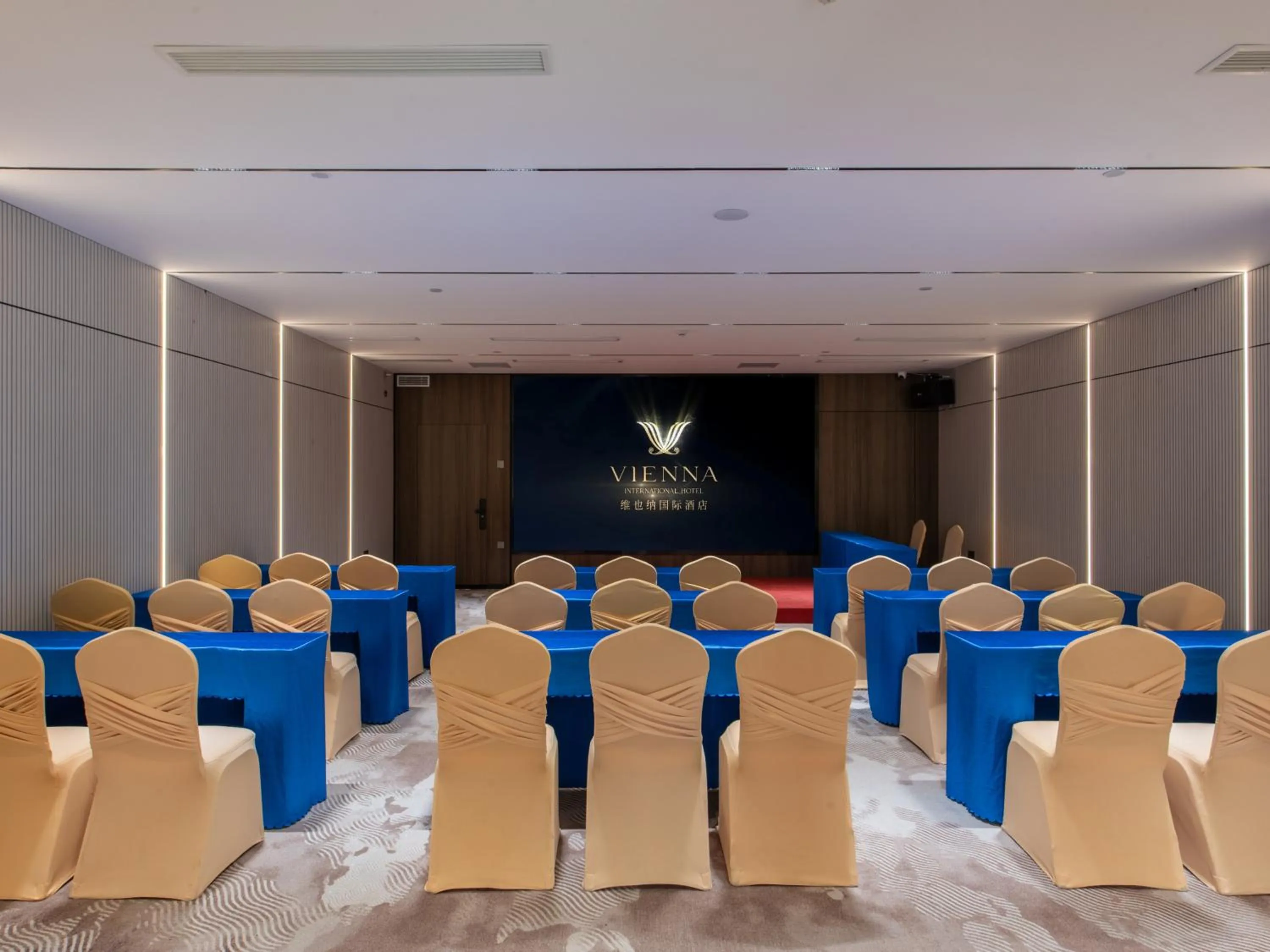 Meeting/conference room in Vienna International Hotel Guangzhou Baiyun International Conference Center