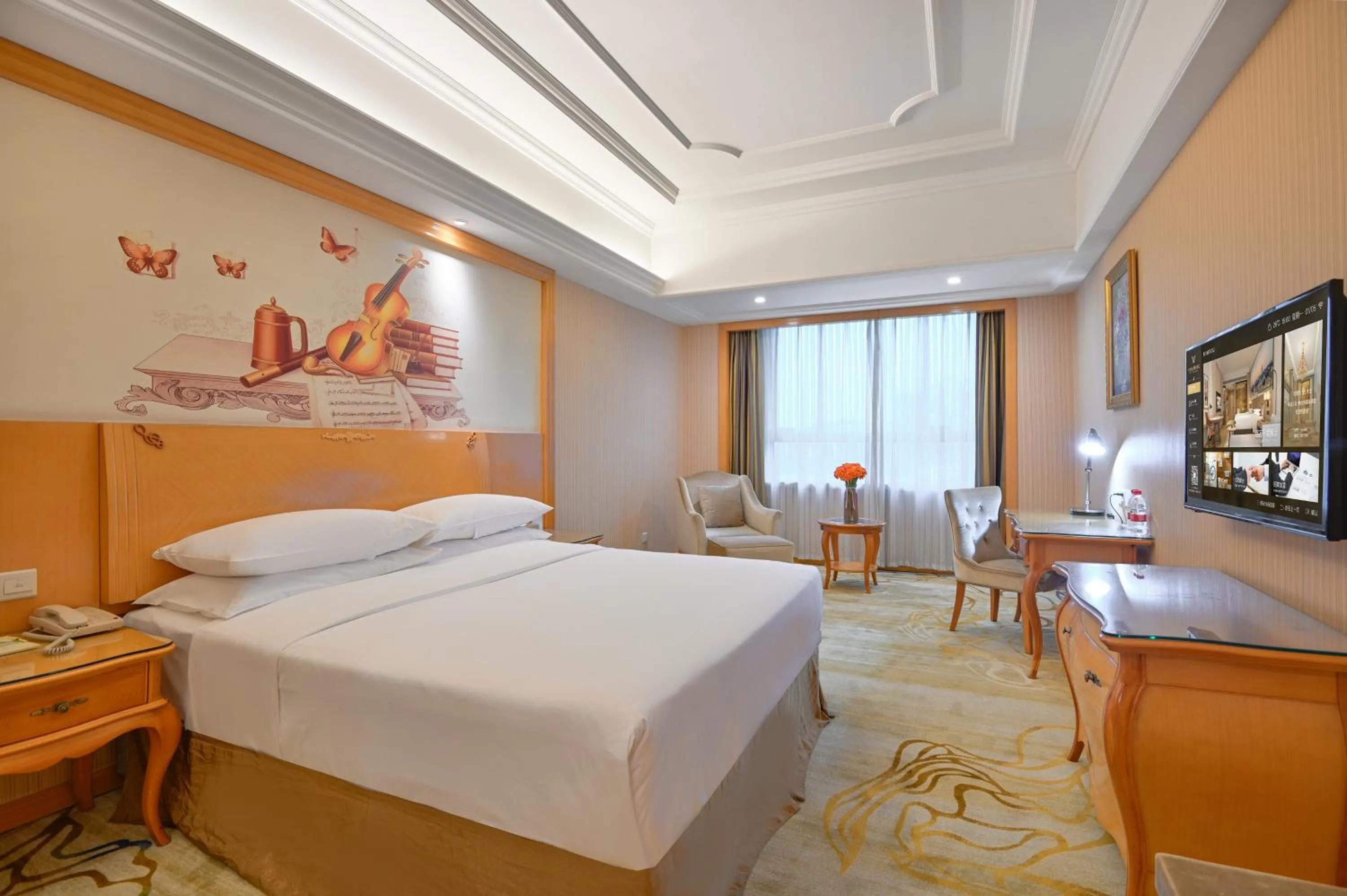 Communal lounge/ TV room, Bed in Vienna International Hotel Guangzhou Baiyun International Conference Center