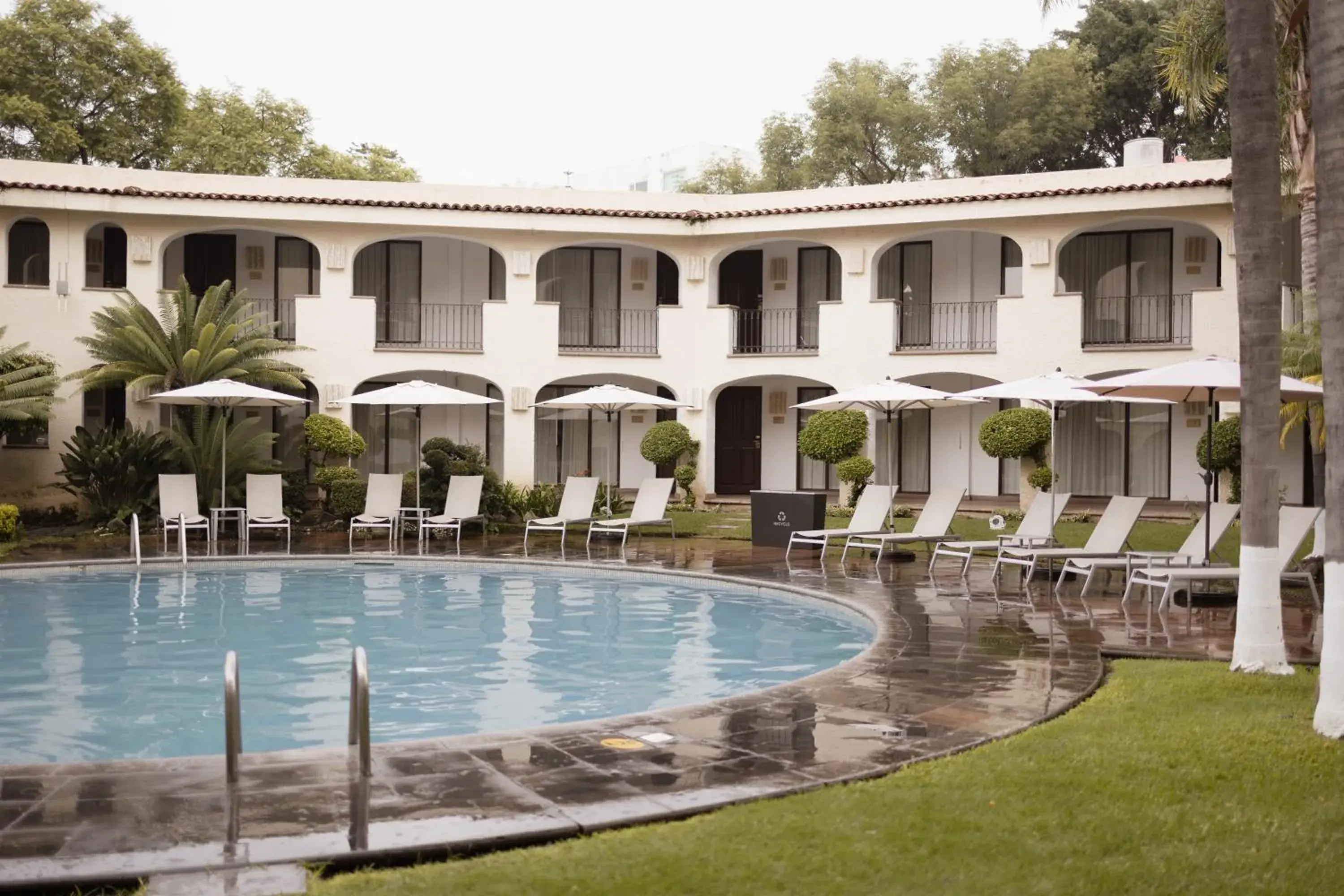 Swimming pool in Hotel Guadalajara Plaza Ejecutivo Swimming pool in Hotel Guadalajara Plaza Ejecutivo