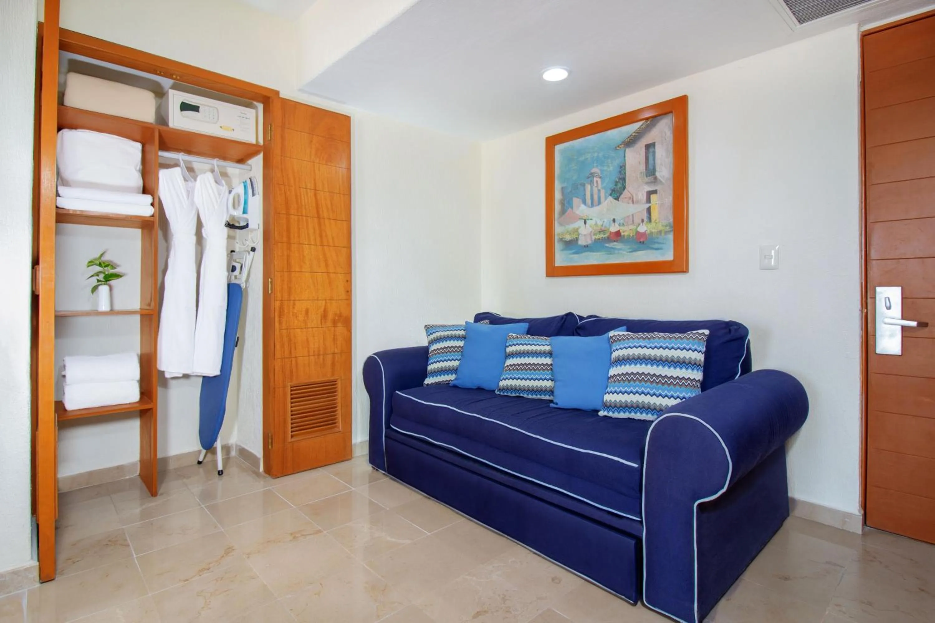 Living room, Bed in Plaza Pelicanos Grand Beach Resort All Inclusive