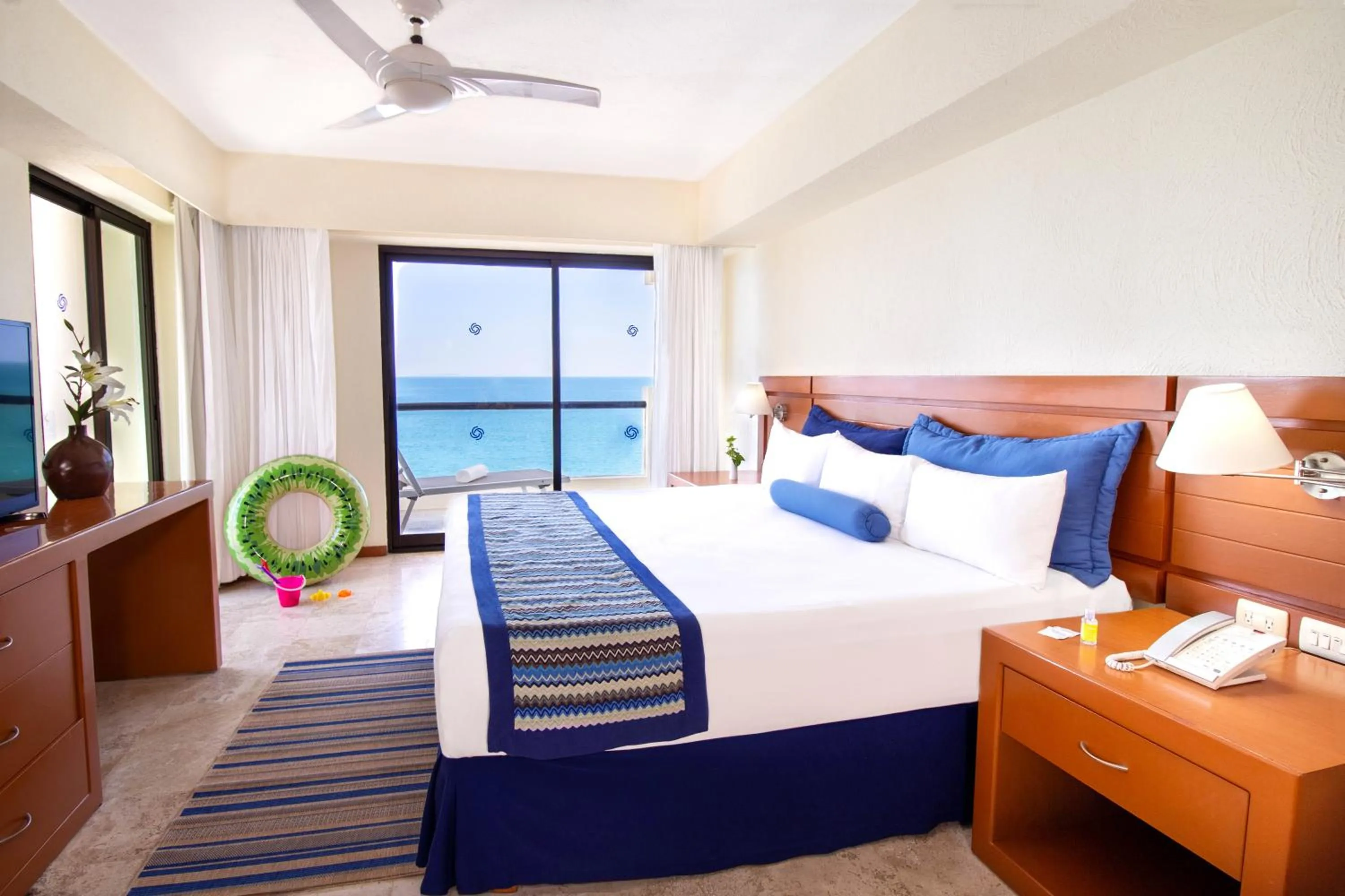 Photo of the whole room, Bed in Plaza Pelicanos Grand Beach Resort All Inclusive