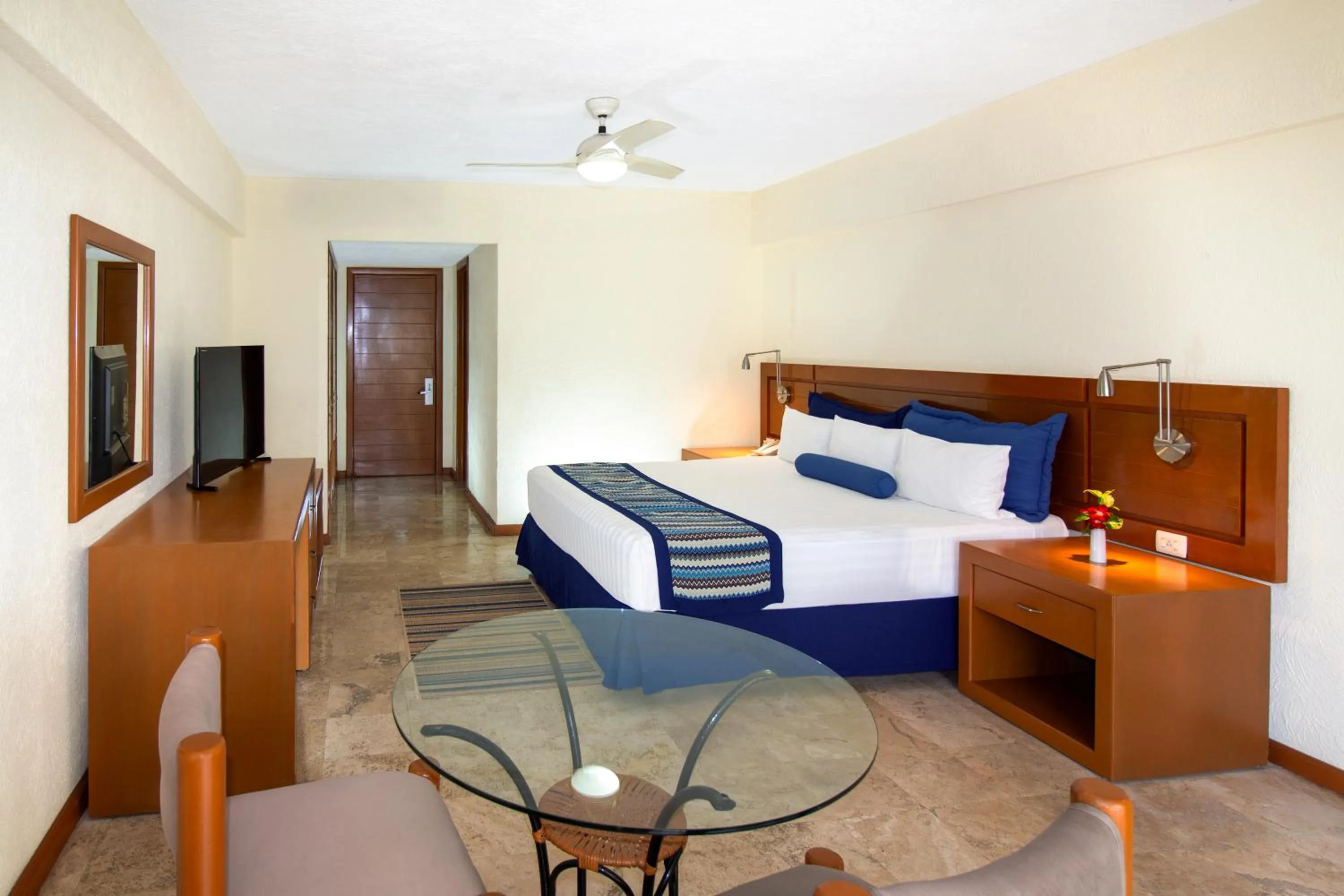 TV and multimedia, Bed in Plaza Pelicanos Grand Beach Resort All Inclusive
