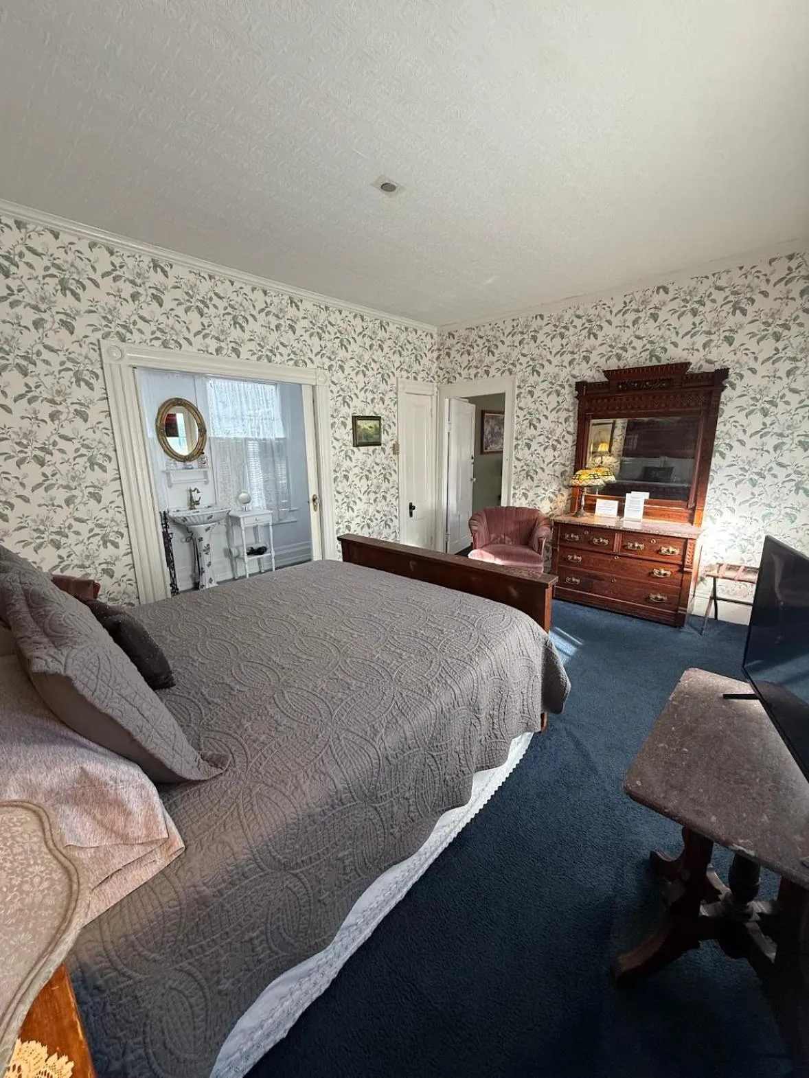 Bed in Shaw House Inn