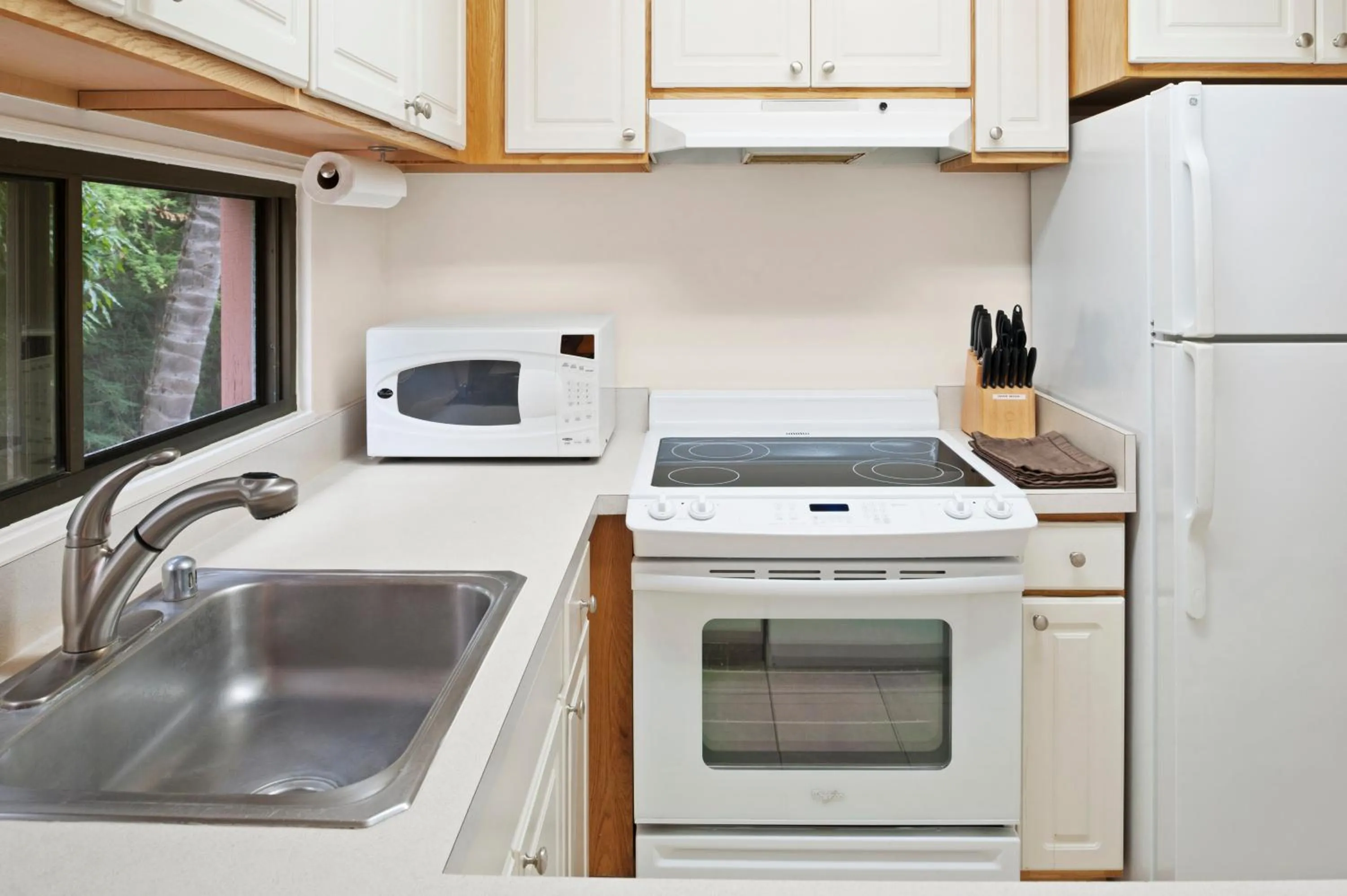 Kitchen or kitchenette in The Kona Billfisher