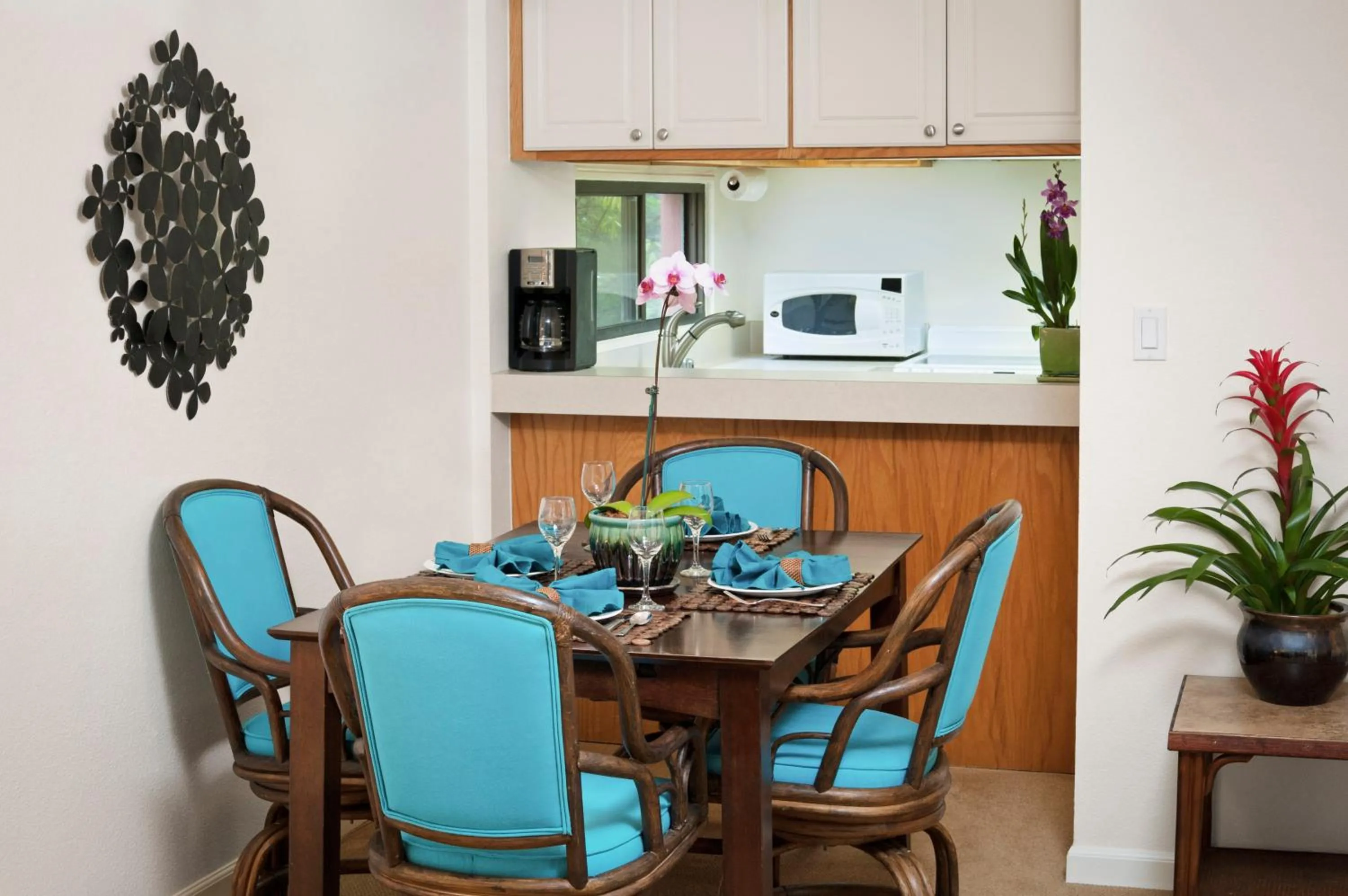 Dining area in The Kona Billfisher