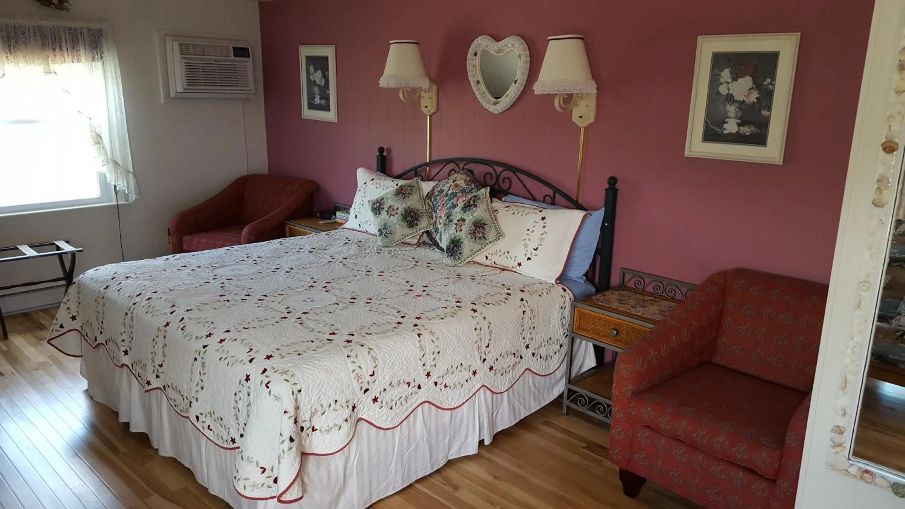 Photo of the whole room, Bed in A Cape Cod Ocean Manor Inn