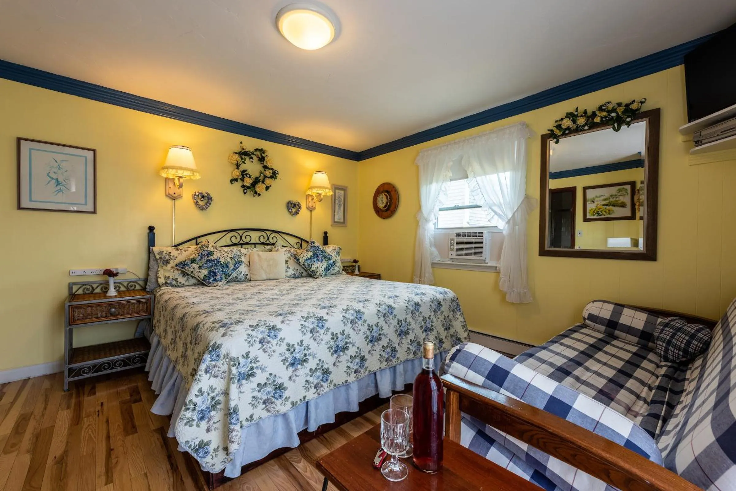 Bed in A Cape Cod Ocean Manor Inn