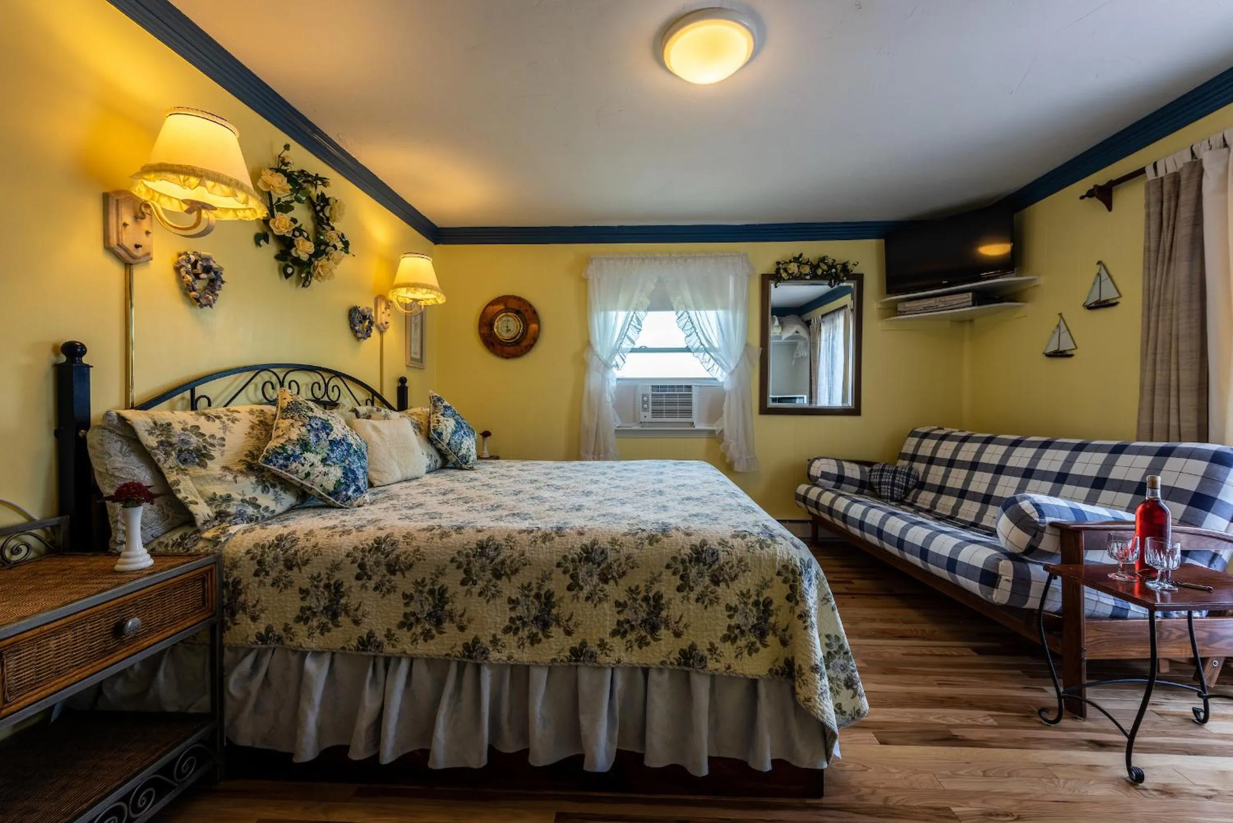 Bed in A Cape Cod Ocean Manor Inn