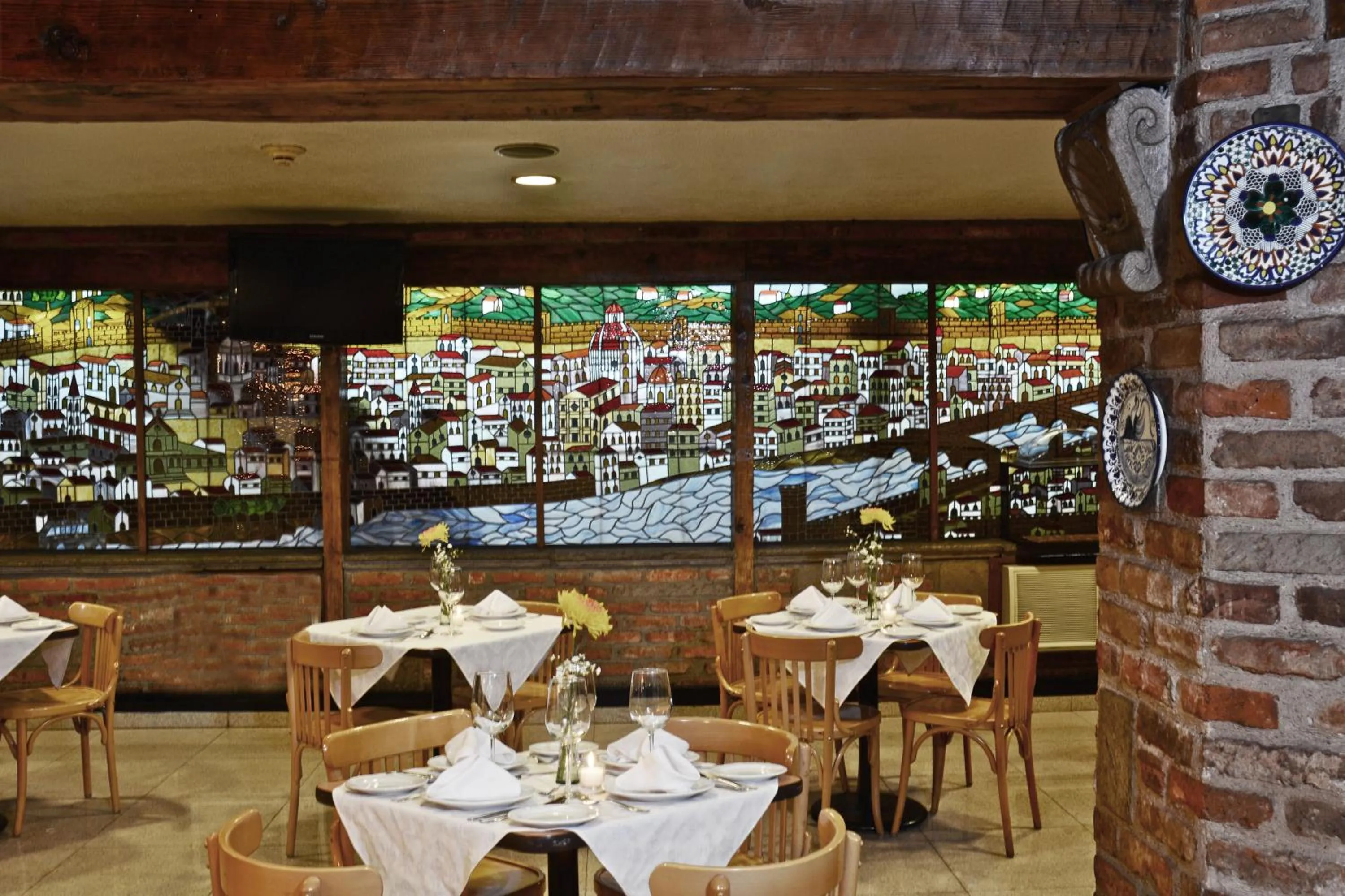 Restaurant/places to eat in Hotel PF