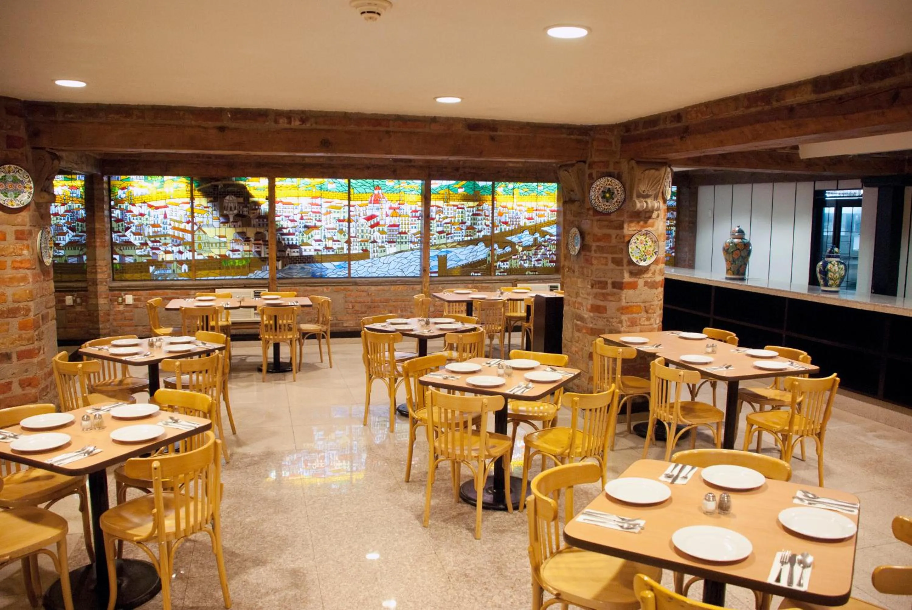 Restaurant/places to eat in Hotel PF