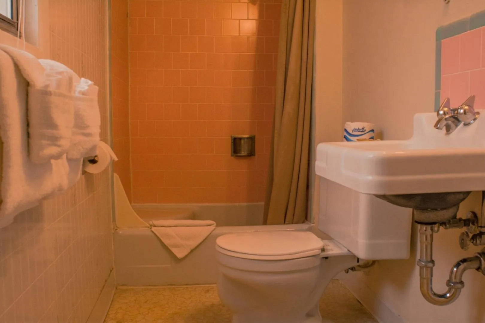 Bathroom in Sun -N- Sand Motel