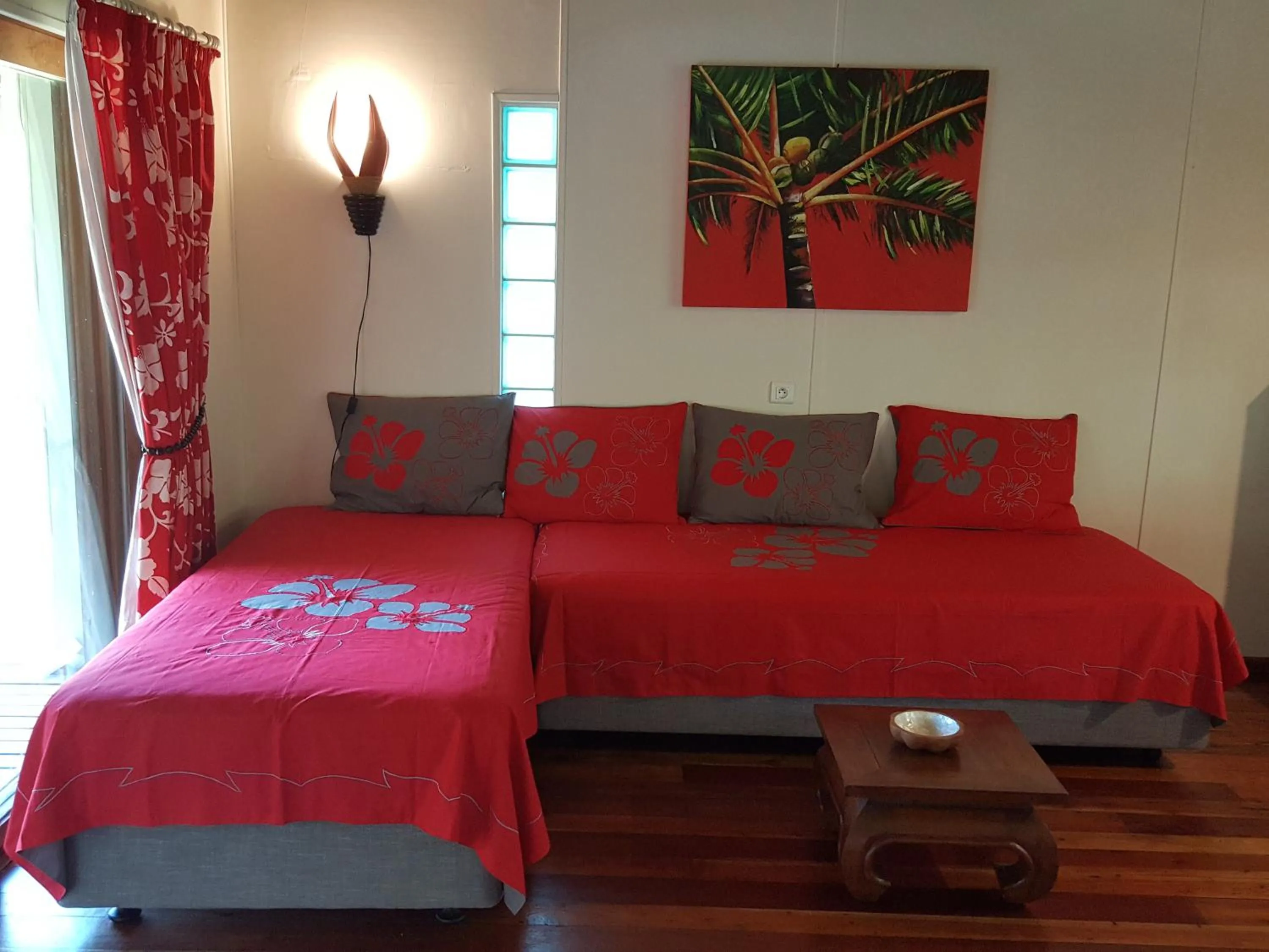 Living room, Bed in Poerani Moorea