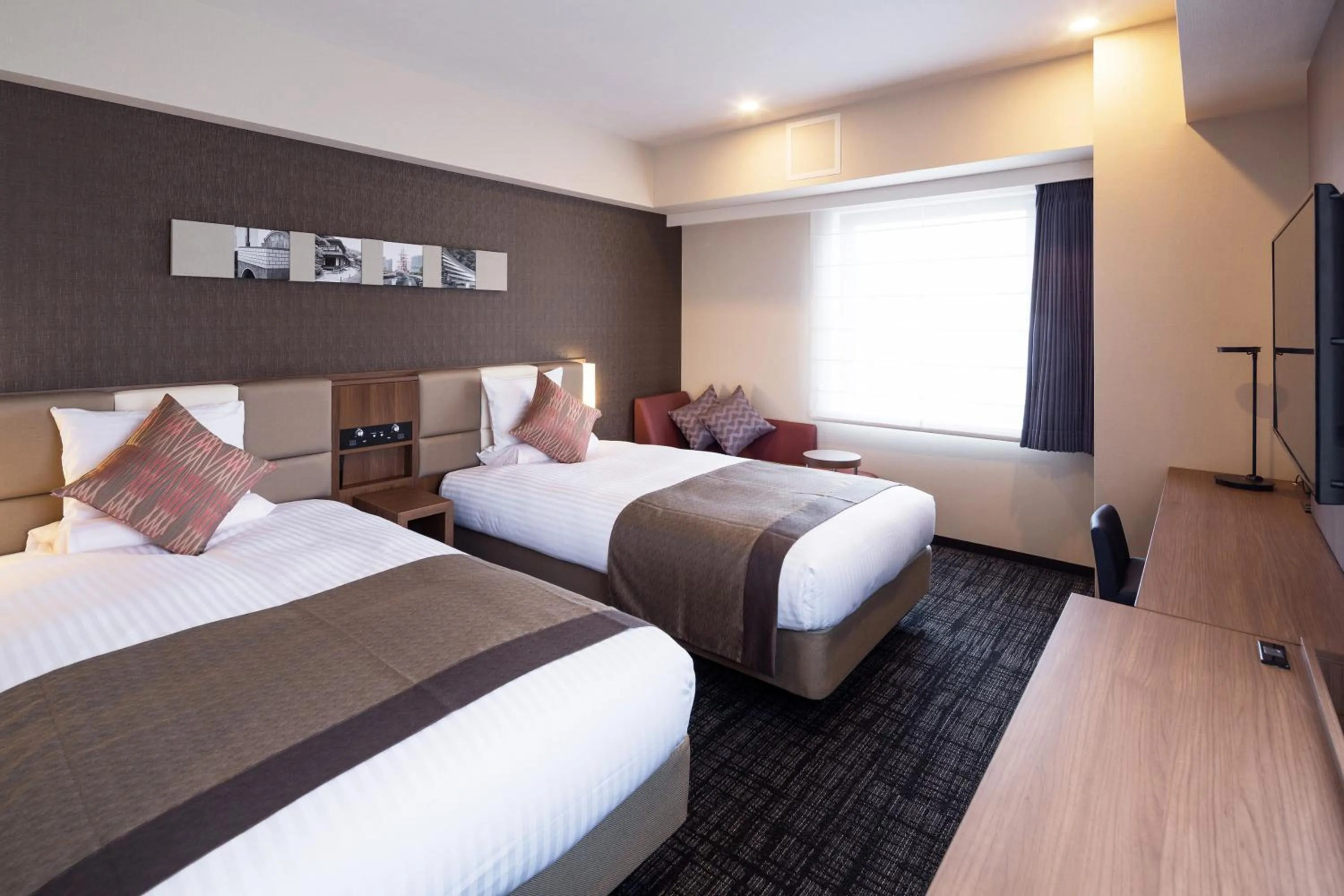 Photo of the whole room, Bed in HOTEL MYSTAYS Yokohama Kannai