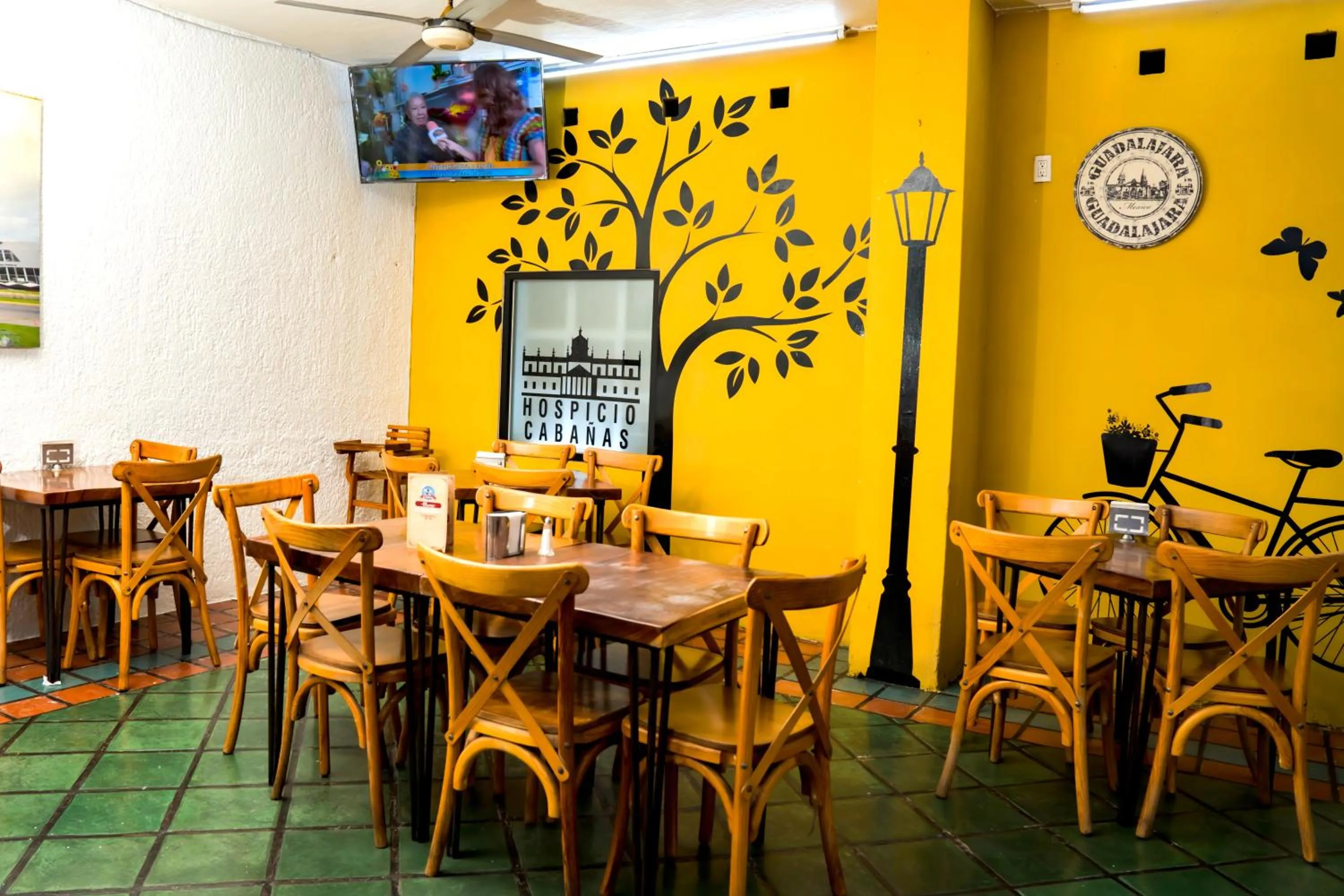 Restaurant/places to eat in Hotel Arboledas Expo