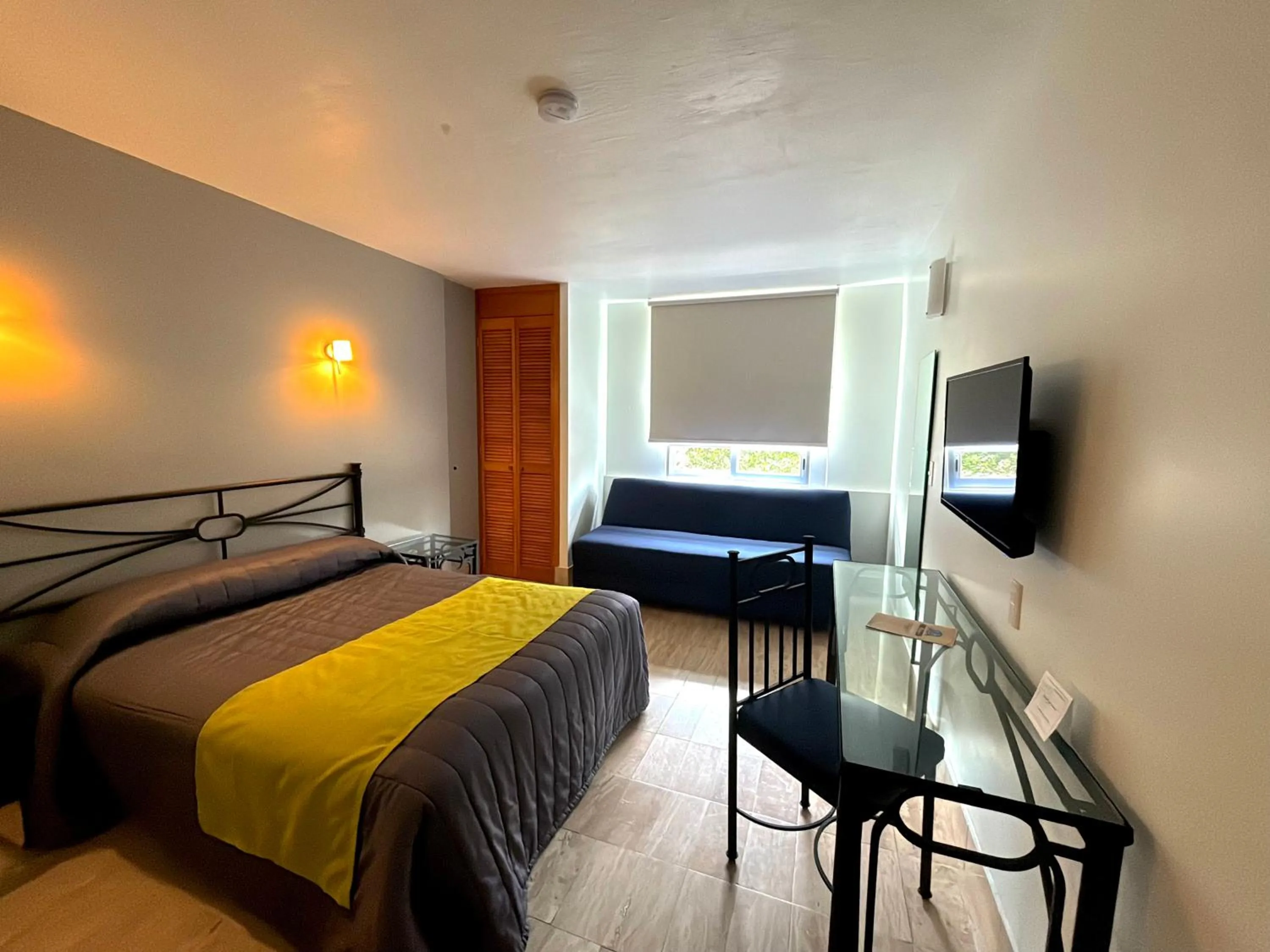 Bedroom, Bed in Hotel Arboledas Expo