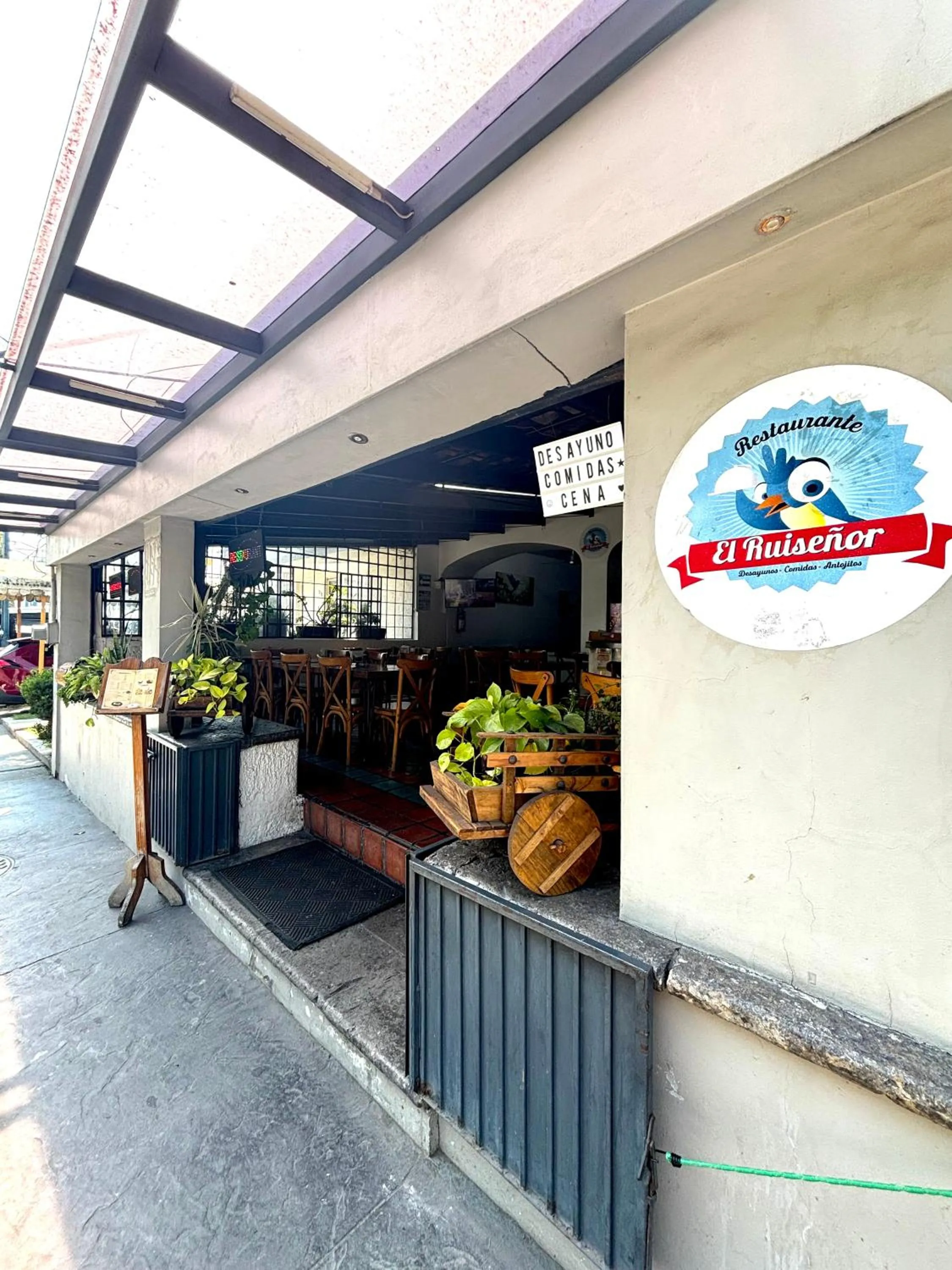 Restaurant/places to eat in Hotel Arboledas Expo