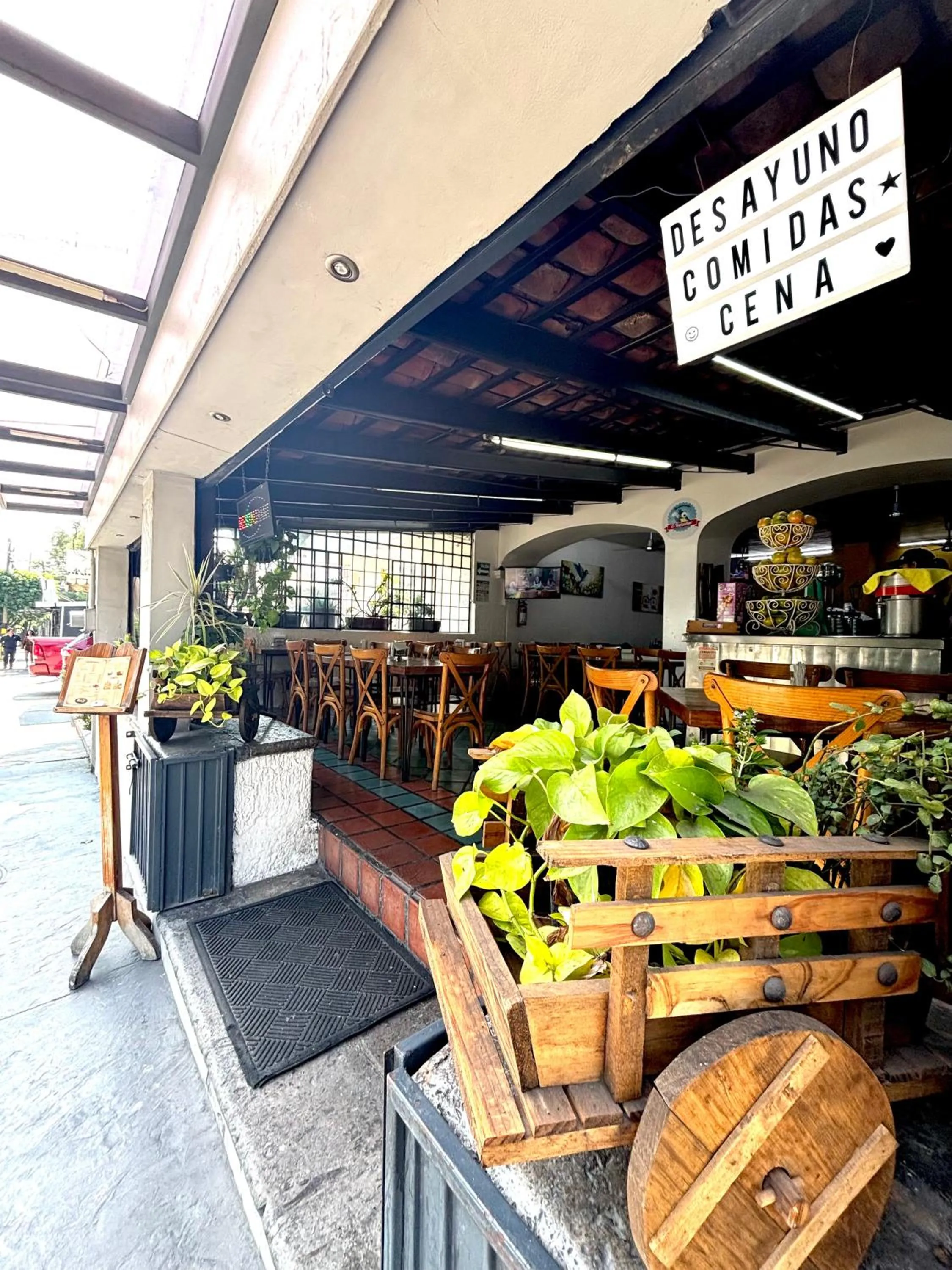 Restaurant/places to eat in Hotel Arboledas Expo