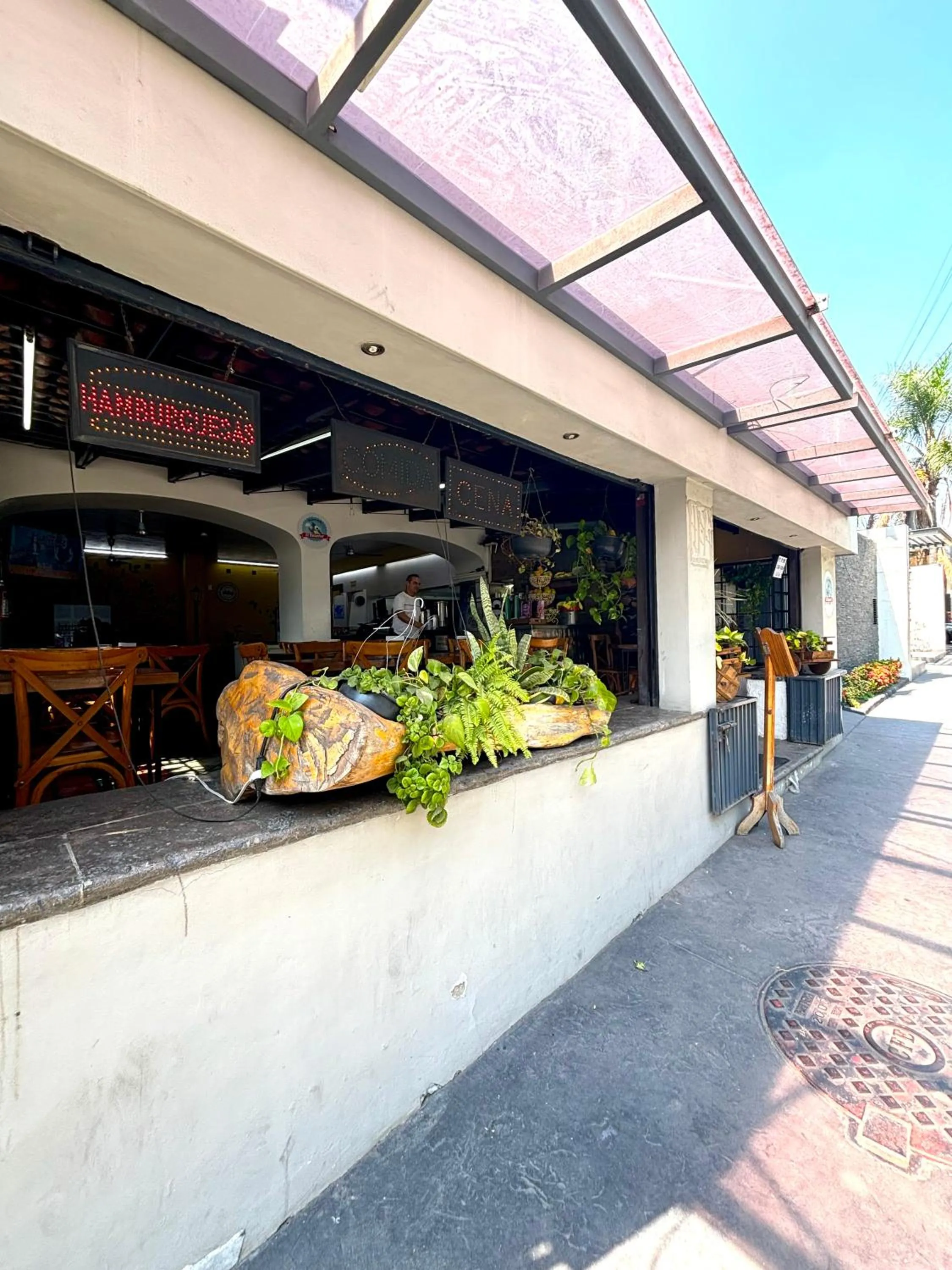 Restaurant/places to eat in Hotel Arboledas Expo