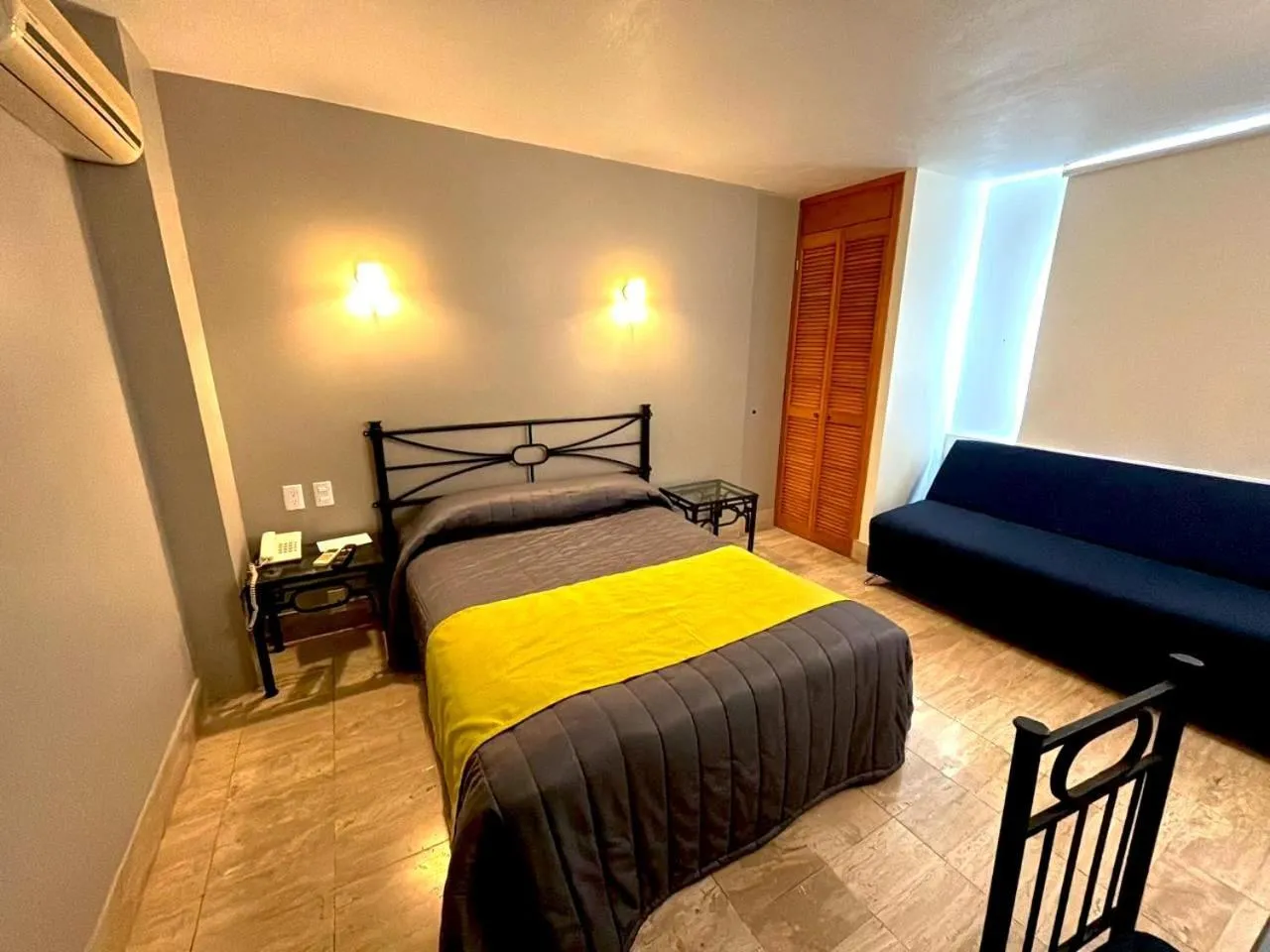 Bedroom, Bed in Hotel Arboledas Expo