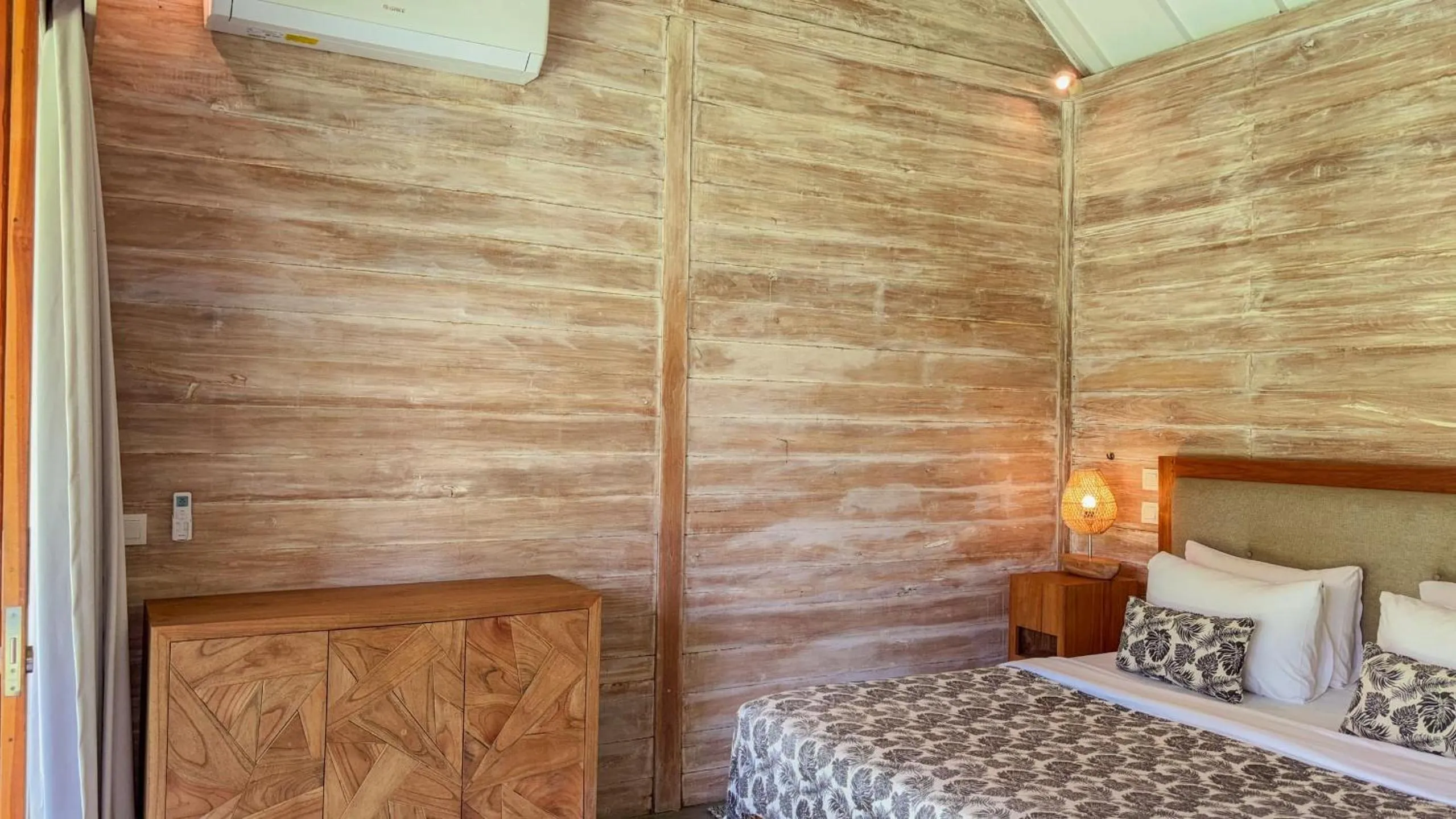 Bedroom, Bed in Villa Du Bah - Cozy Tropical 3BR Villa 12min To Beach