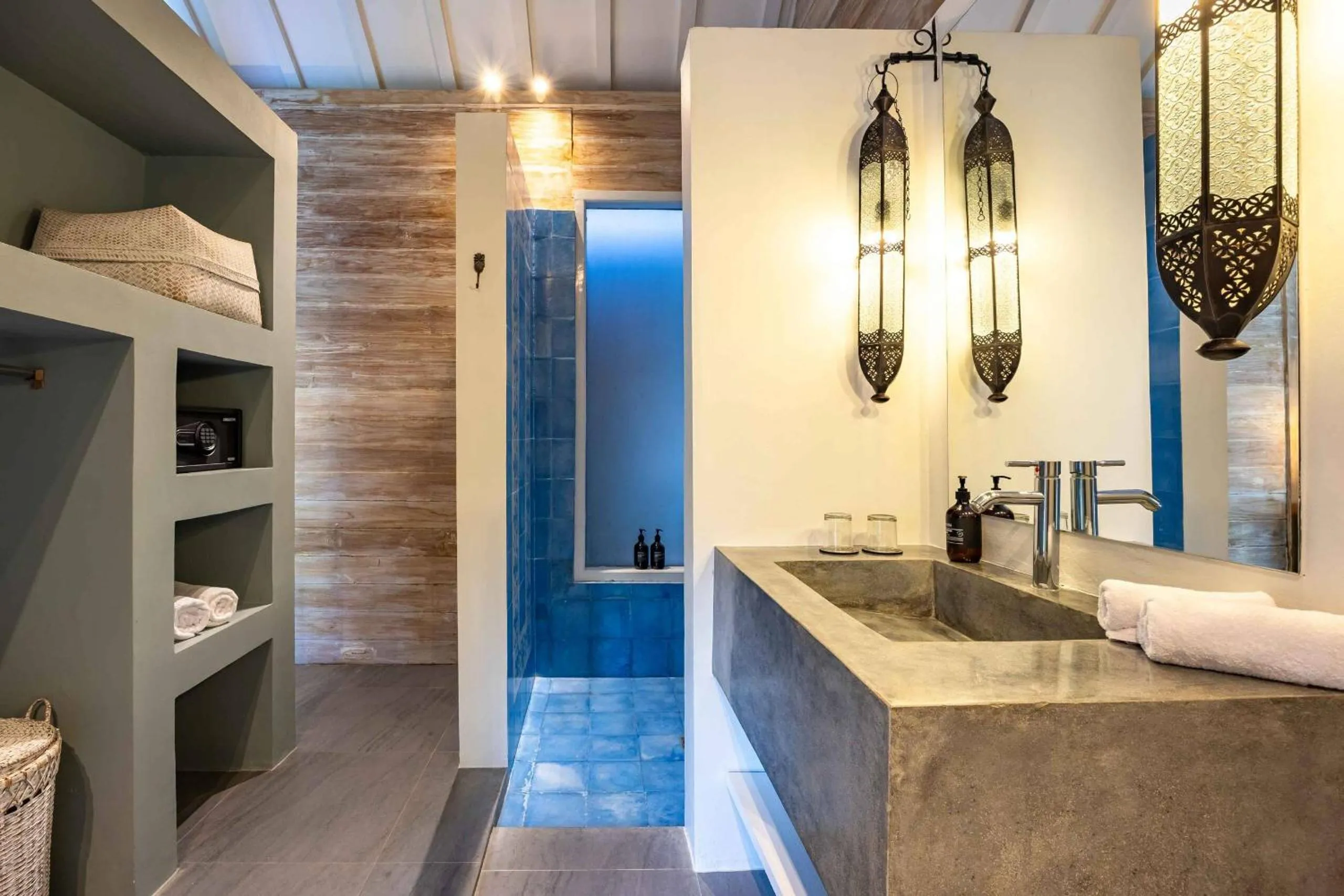 Shower in Villa Du Bah - Cozy Tropical 3BR Villa 12min To Beach