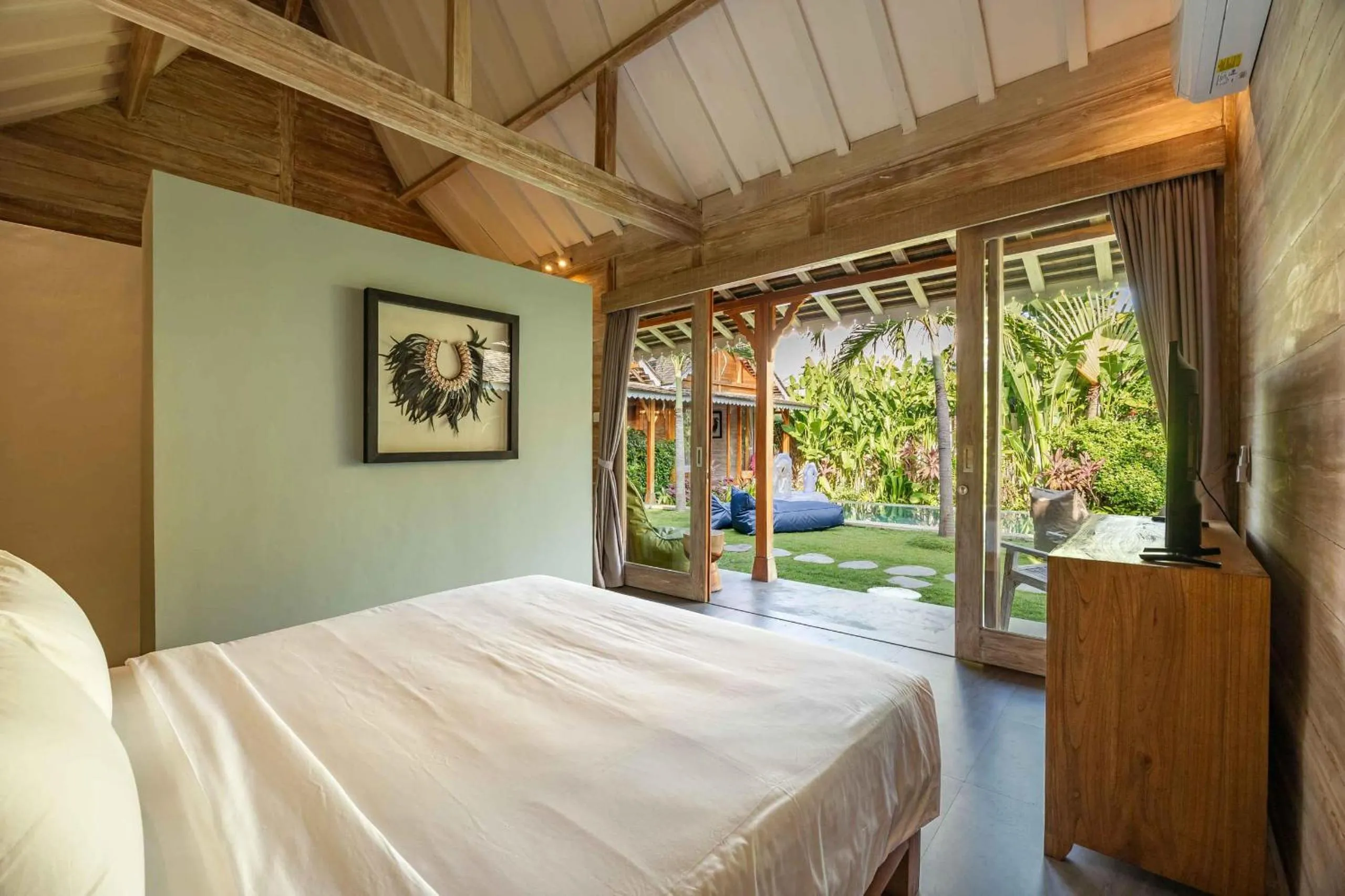 Bed in Villa Du Bah - Cozy Tropical 3BR Villa 12min To Beach