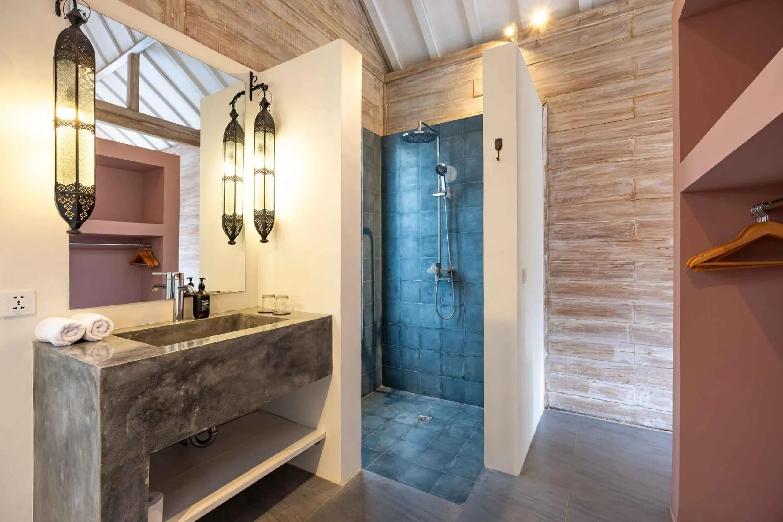 Shower in Villa Du Bah - Cozy Tropical 3BR Villa 12min To Beach