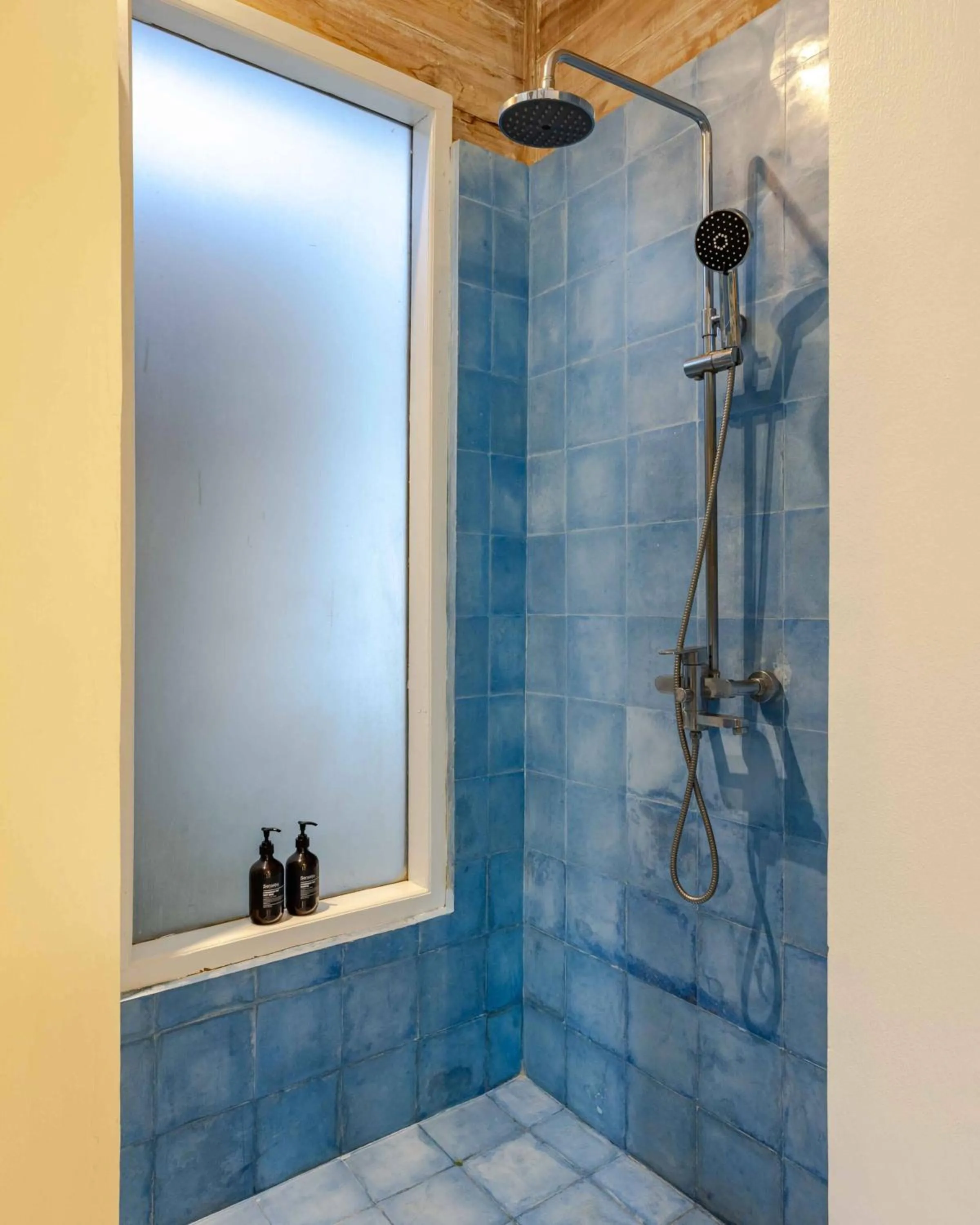 Shower in Villa Du Bah - Cozy Tropical 3BR Villa 12min To Beach