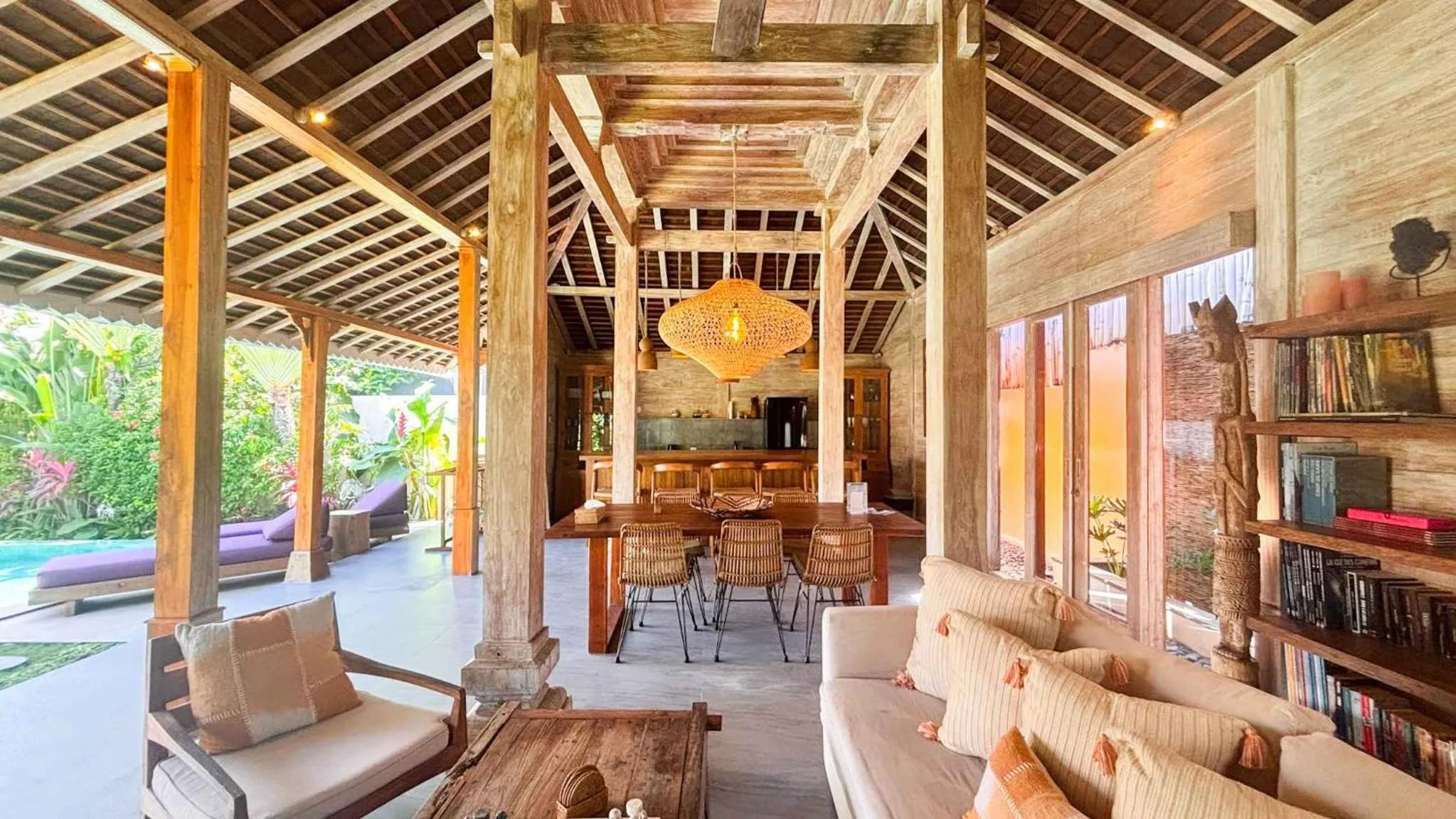 Living room in Villa Du Bah - Cozy Tropical 3BR Villa 12min To Beach