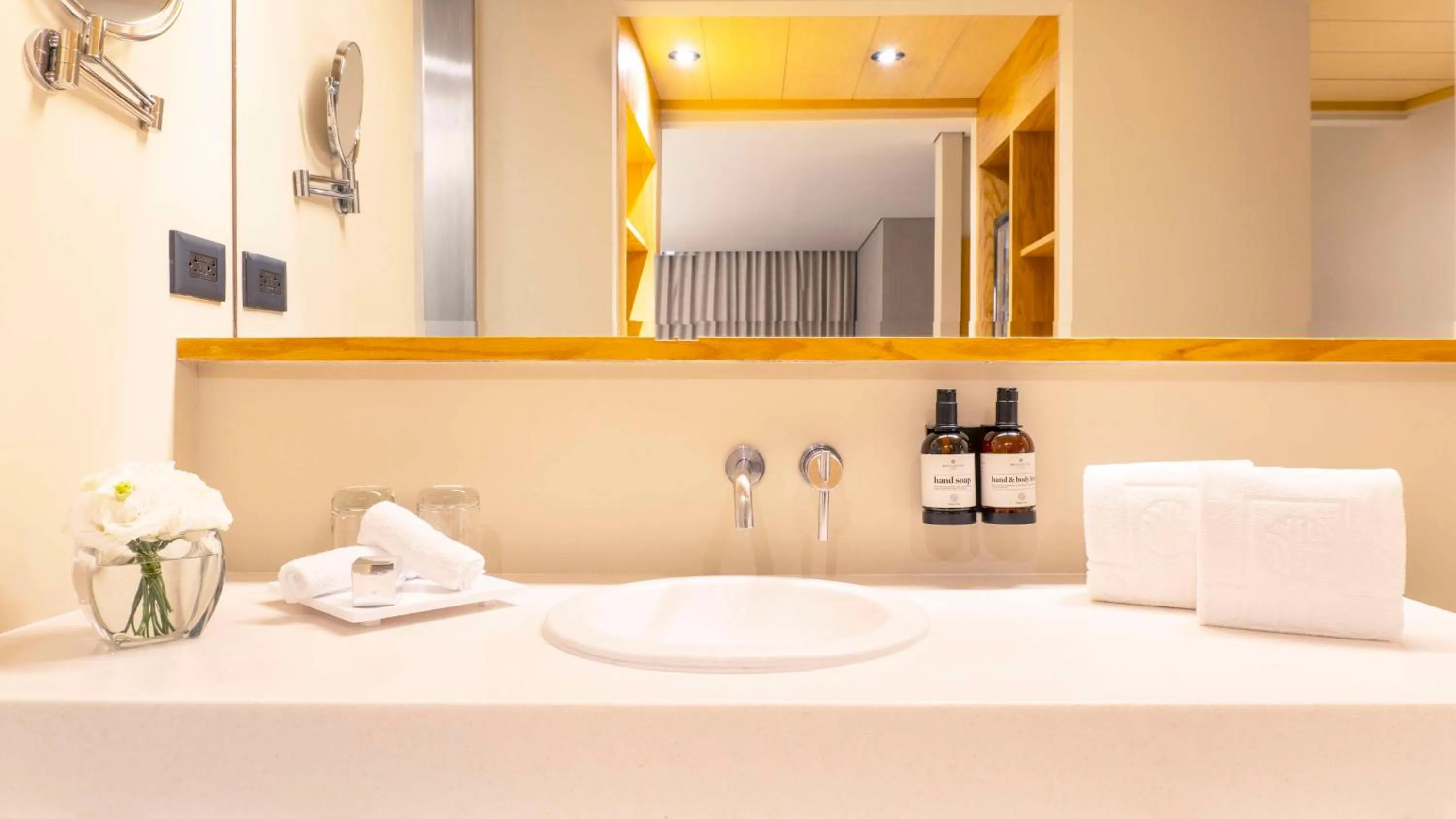 Bathroom, Bed in NH Collection Mexico City Airport T2