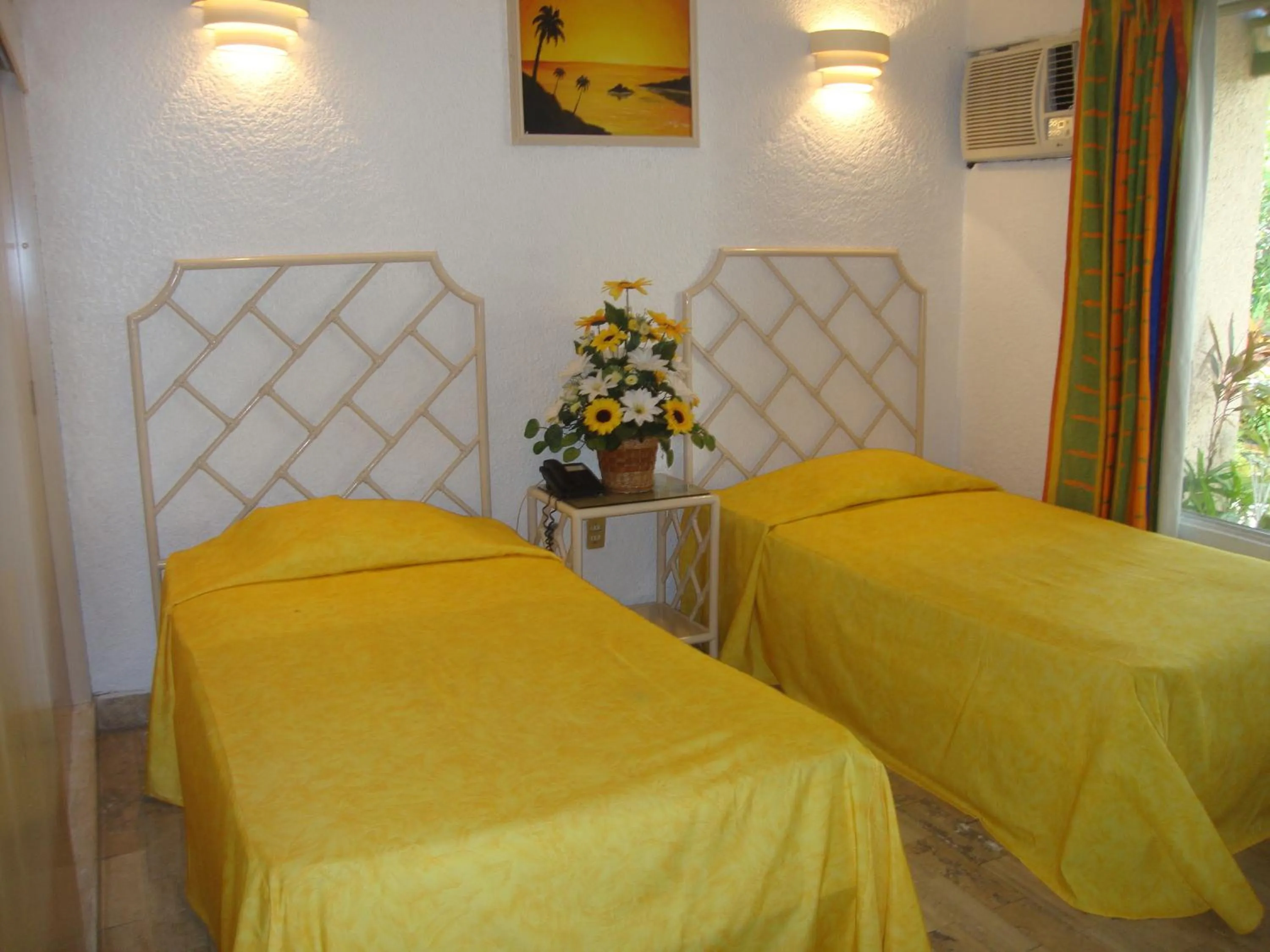 Bed in Sands Acapulco Hotel & Bungalows