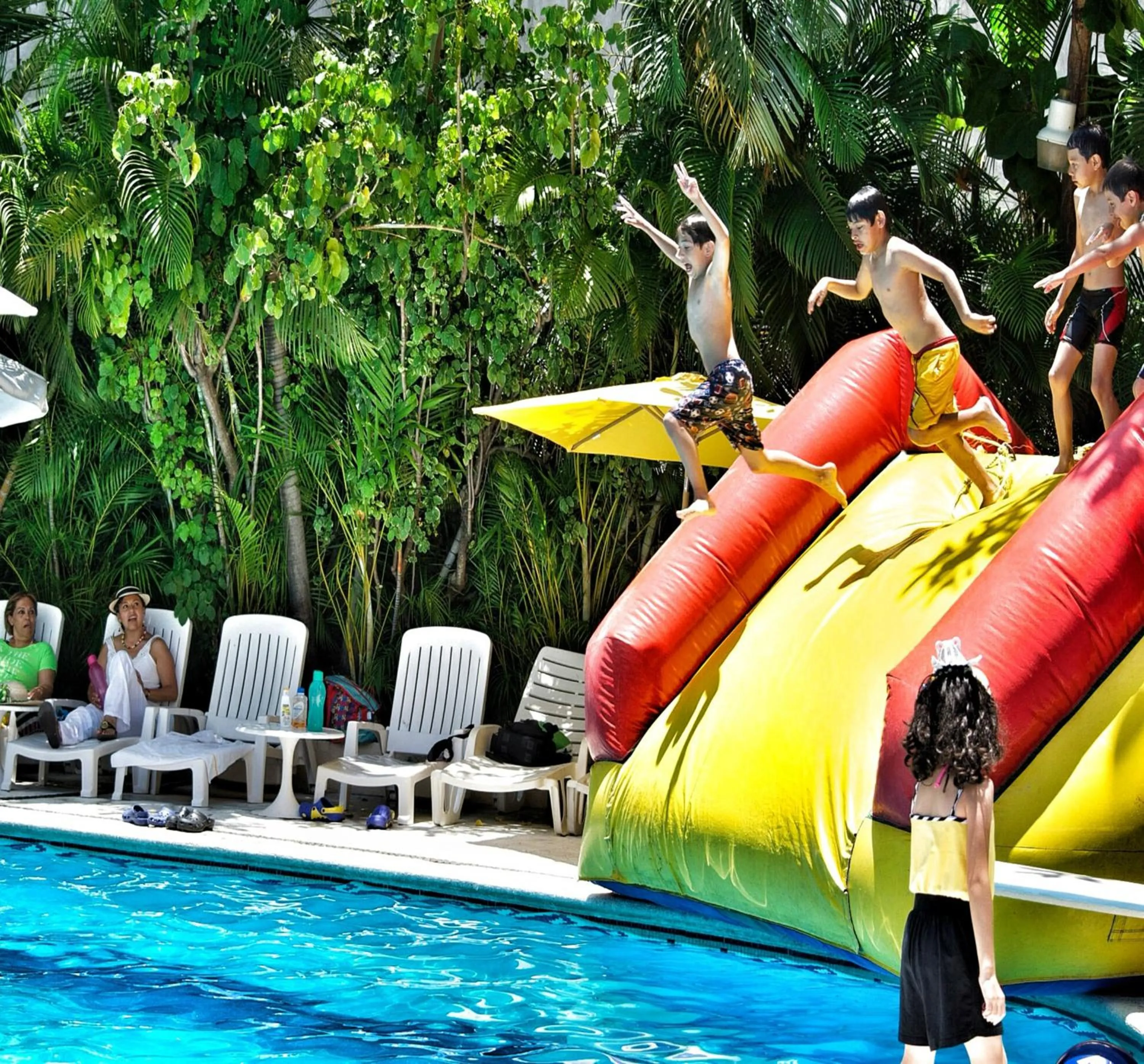 Entertainment in Sands Acapulco Hotel & Bungalows