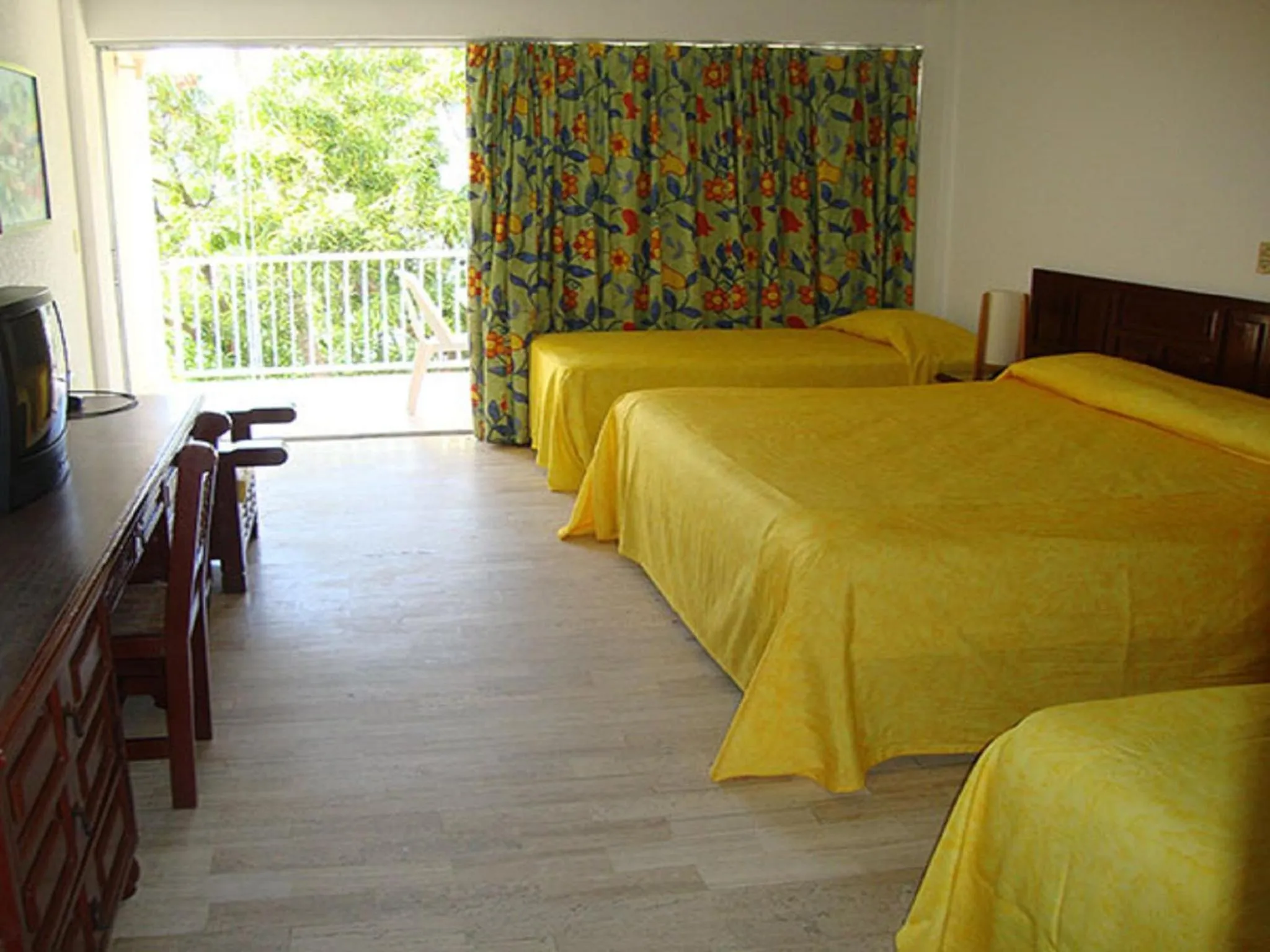 Bed in Sands Acapulco Hotel & Bungalows