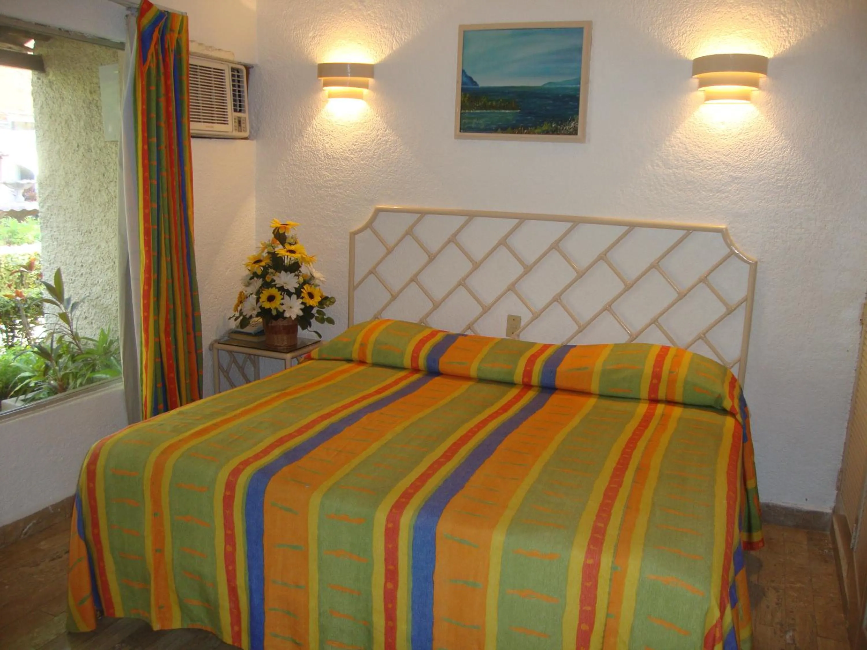 Bed in Sands Acapulco Hotel & Bungalows