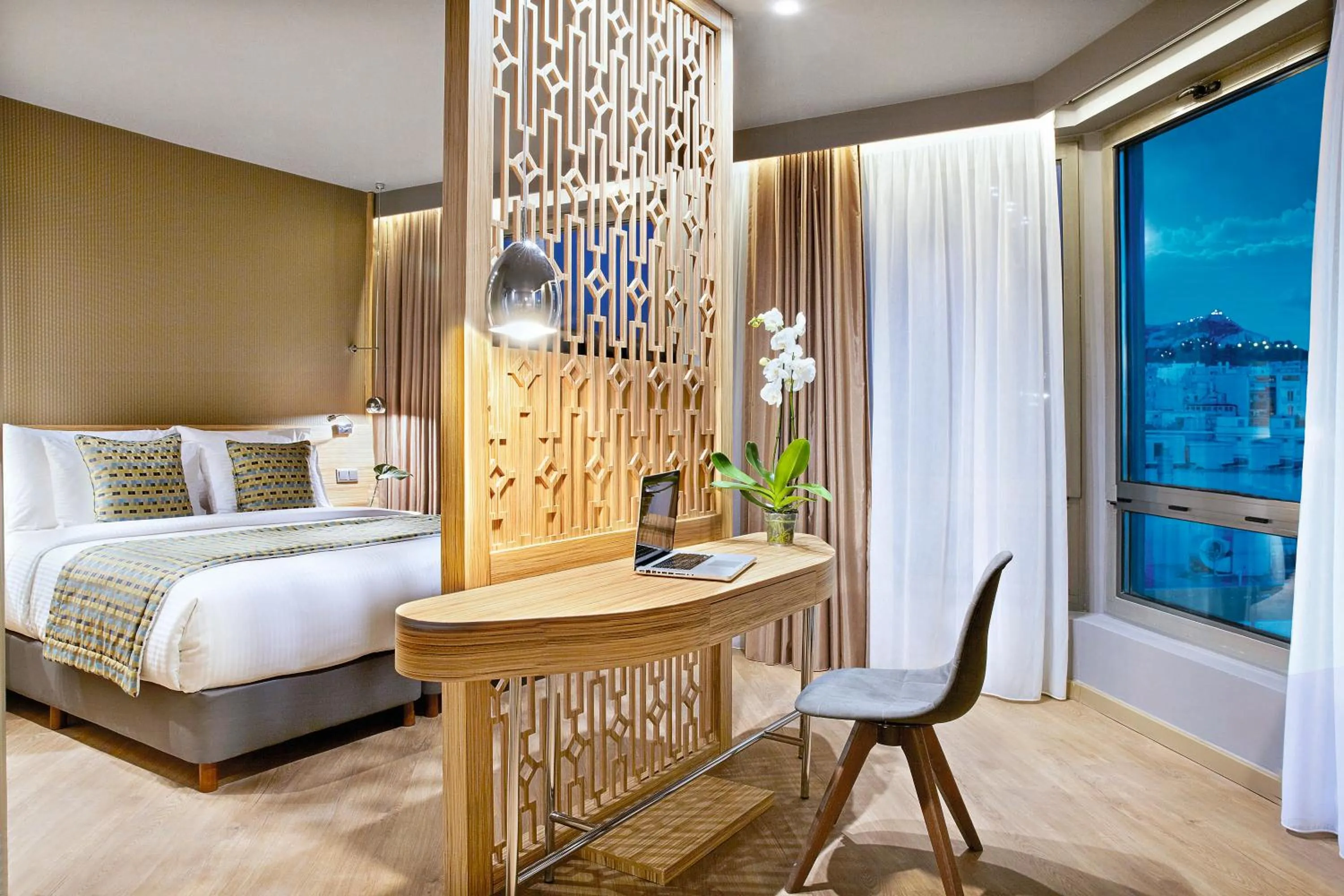 Bedroom, Bed in Zeus Wyndham Grand Athens