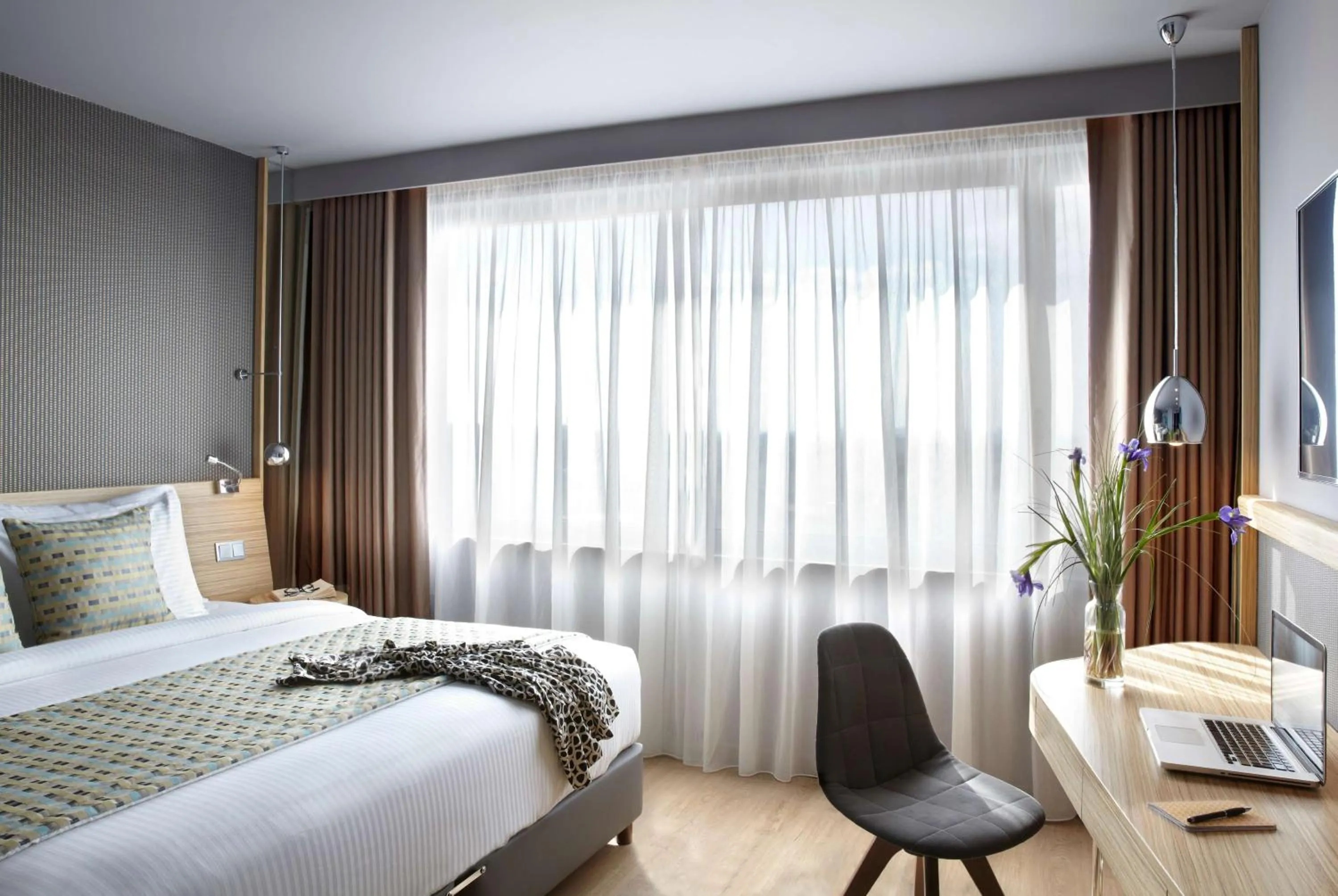 Photo of the whole room, Bed in Zeus Wyndham Grand Athens