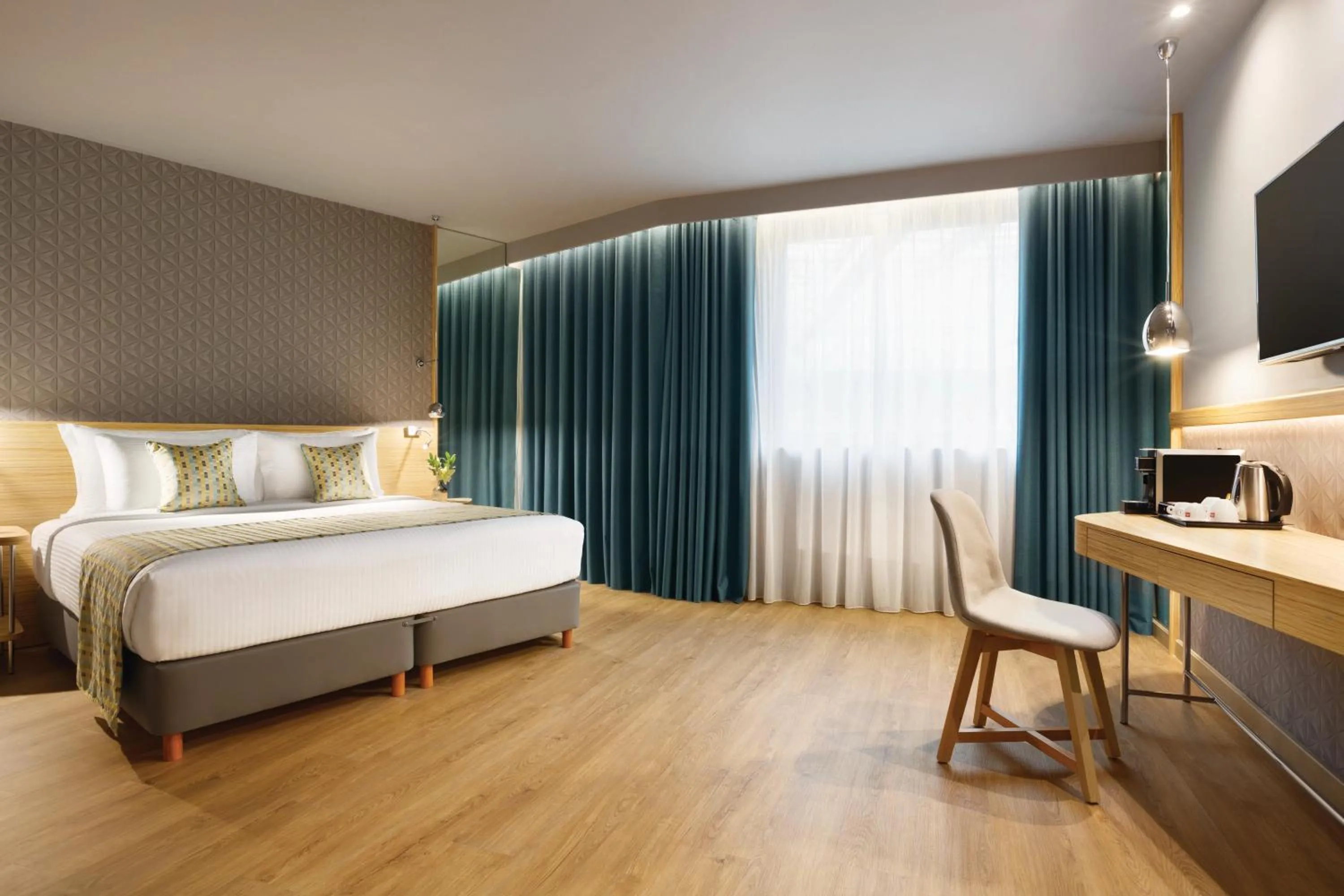 TV and multimedia, Bed in Zeus Wyndham Grand Athens
