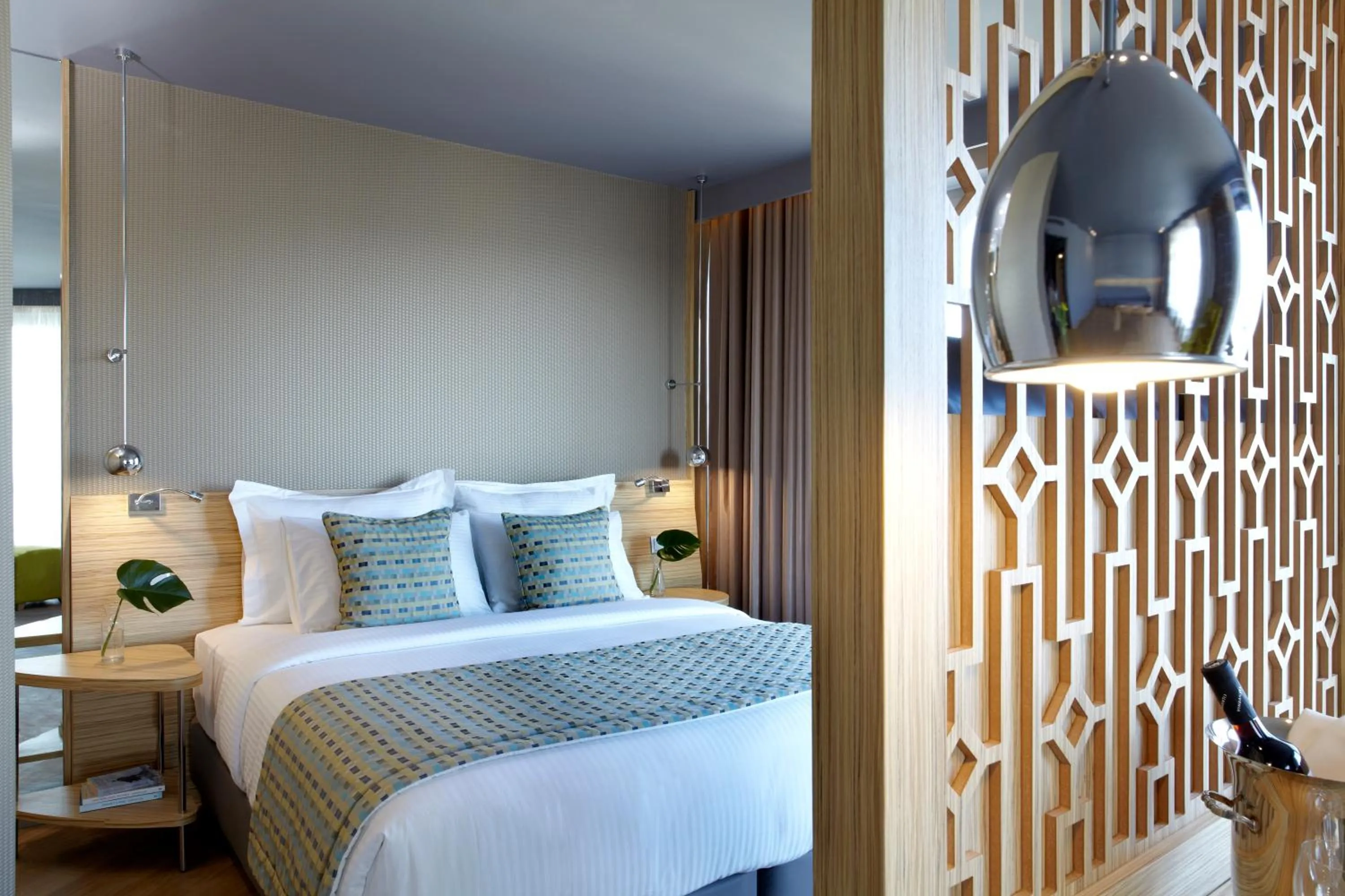 Bed in Zeus Wyndham Grand Athens