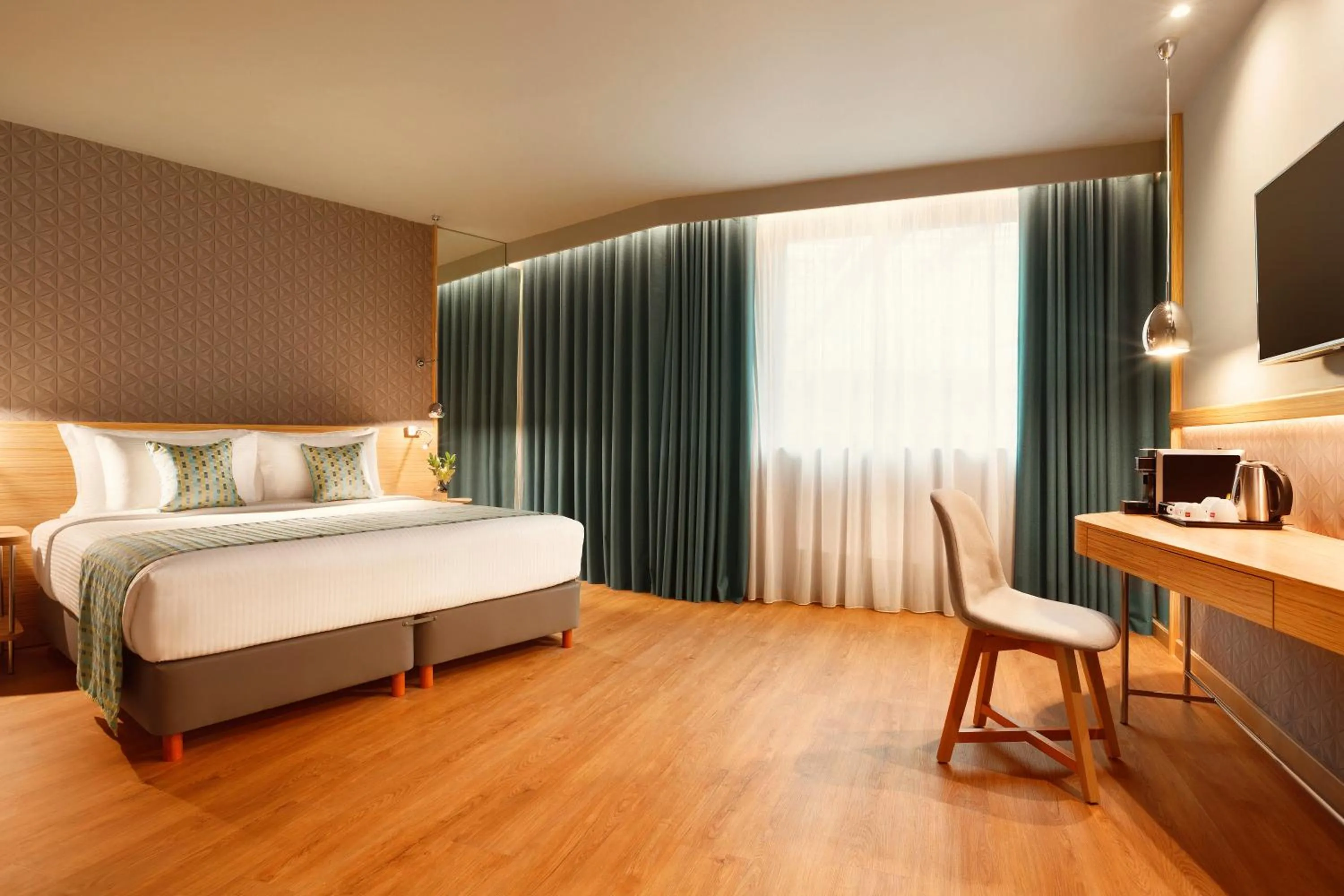 Bed in Zeus Wyndham Grand Athens