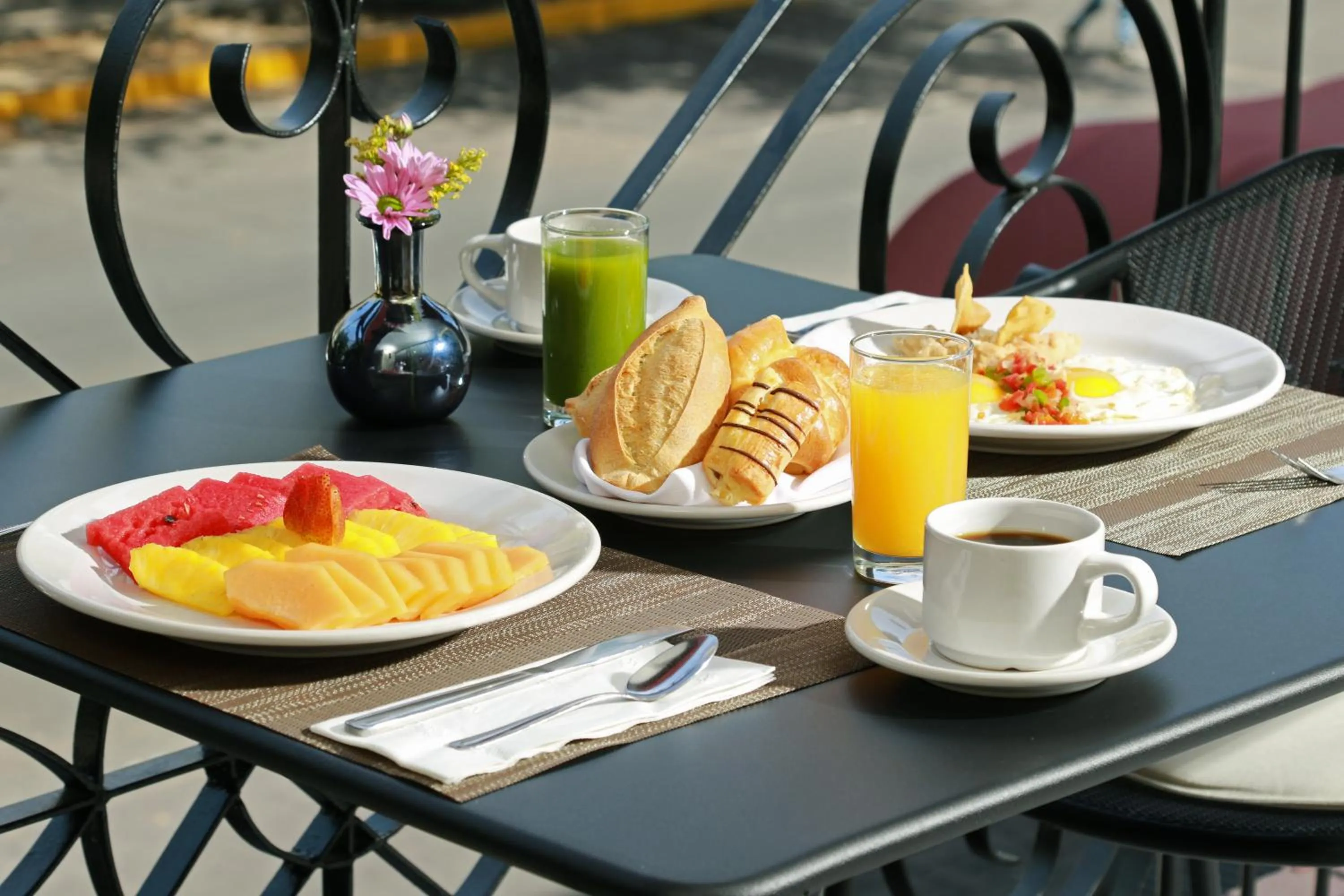 Restaurant/places to eat in Holiday Inn Hotel & Suites Centro Historico by IHG