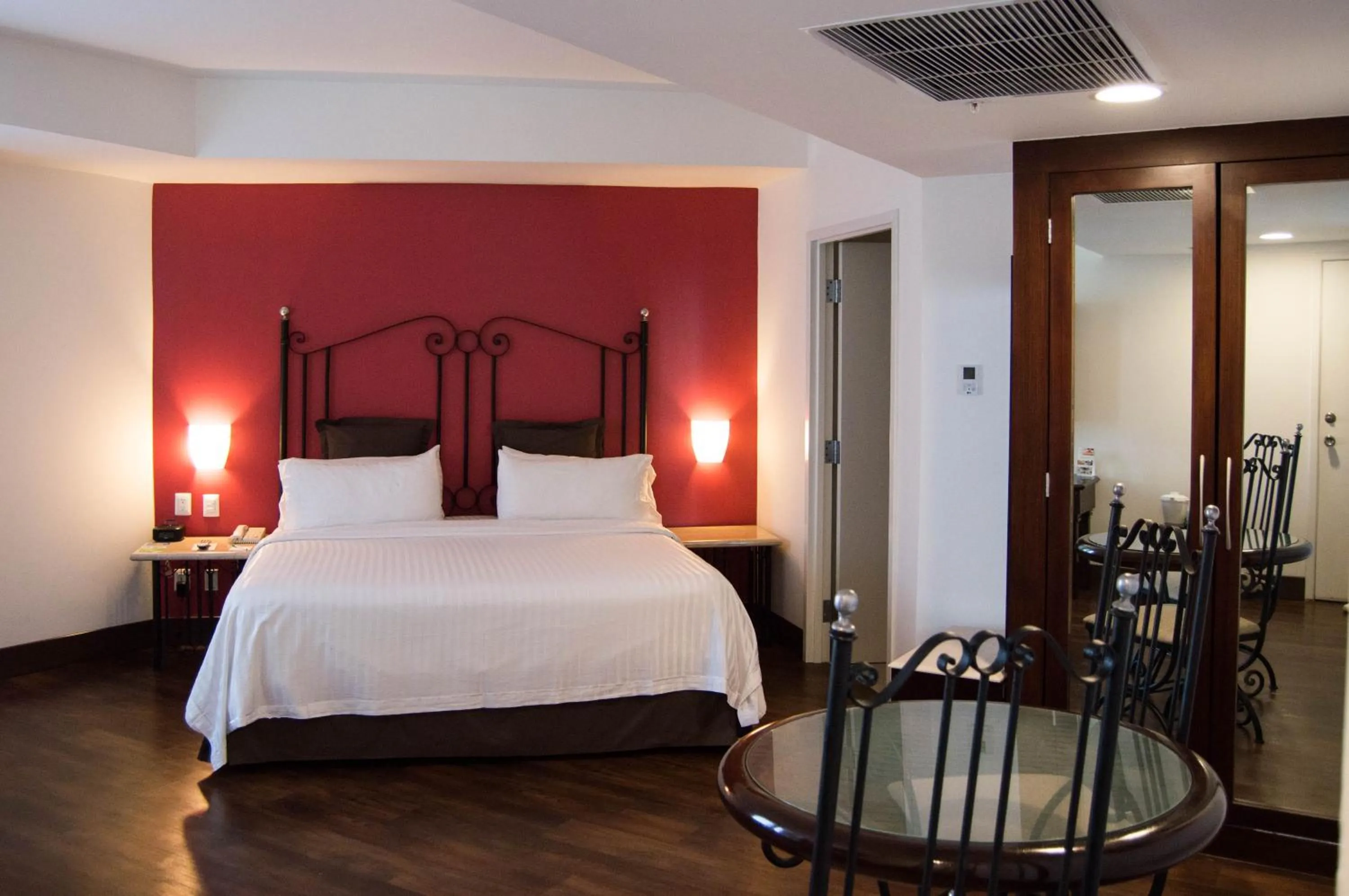 Bed in Holiday Inn Hotel & Suites Centro Historico by IHG