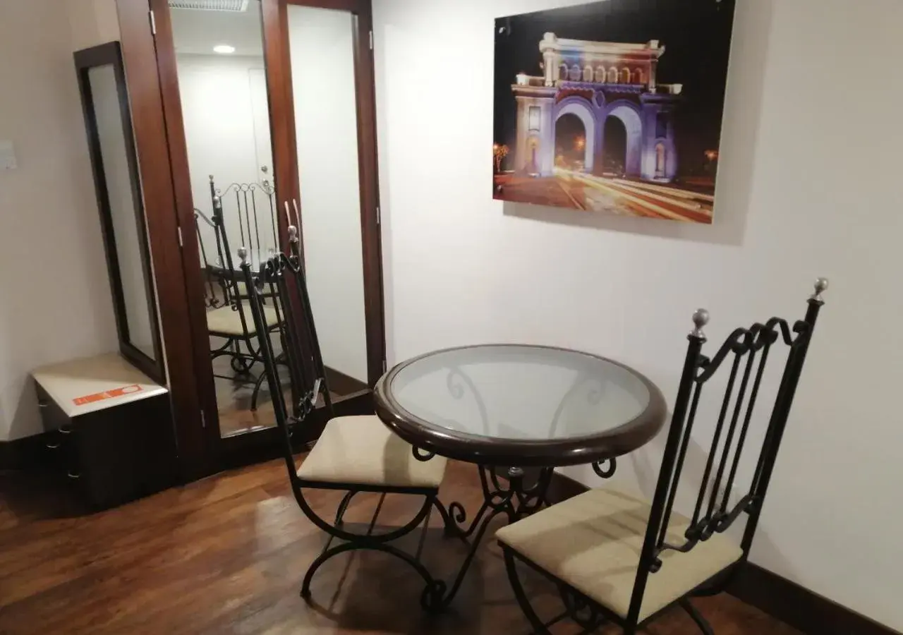 King Suite - Disability Access - Non-Smoking in Holiday Inn Hotel & Suites Centro Historico by IHG King Suite - Disability Access - Non-Smoking in Holiday Inn Hotel & Suites Centro Historico by IHG