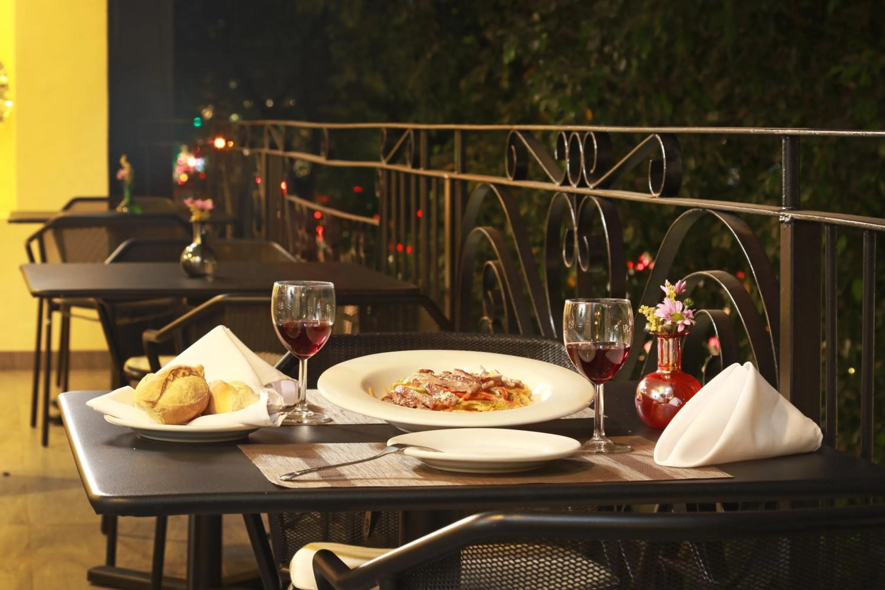 Restaurant/places to eat in Holiday Inn Hotel & Suites Centro Historico by IHG