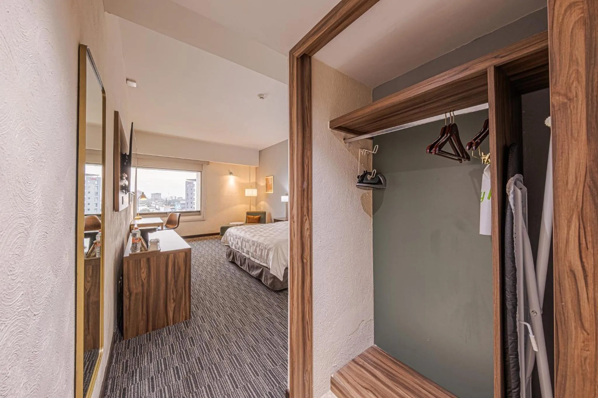 Photo of the whole room, Bed in Holiday Inn Guadalajara Select by IHG