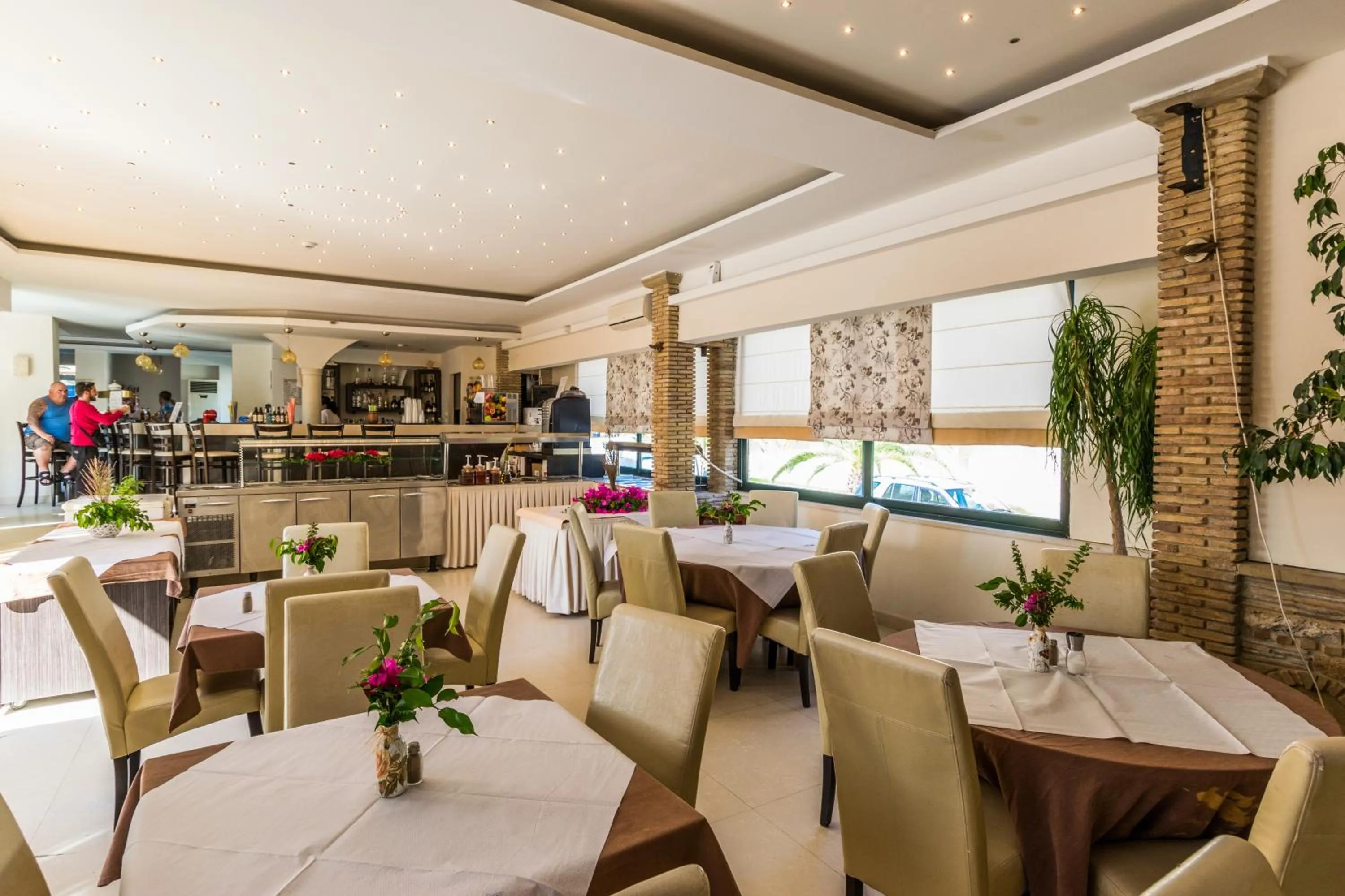 Lounge or bar in Zante Plaza Hotel & Apartments