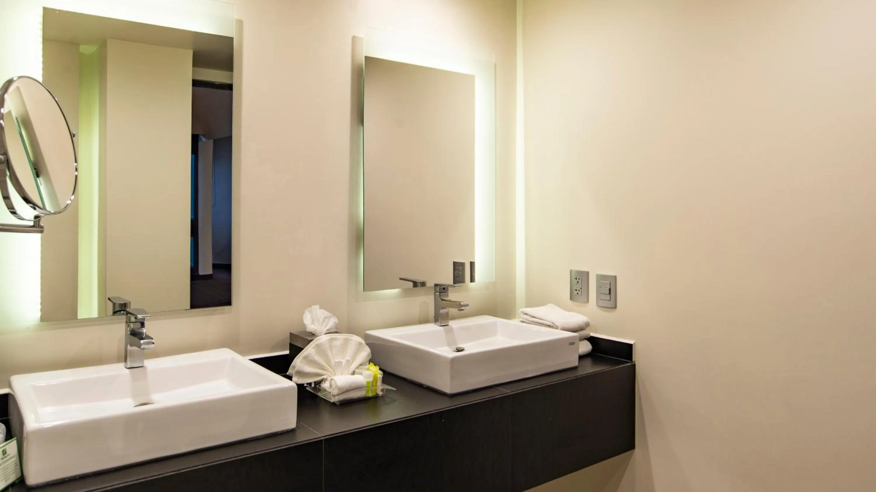 Photo of the whole room in Holiday Inn Mexico Dali Airport by IHG