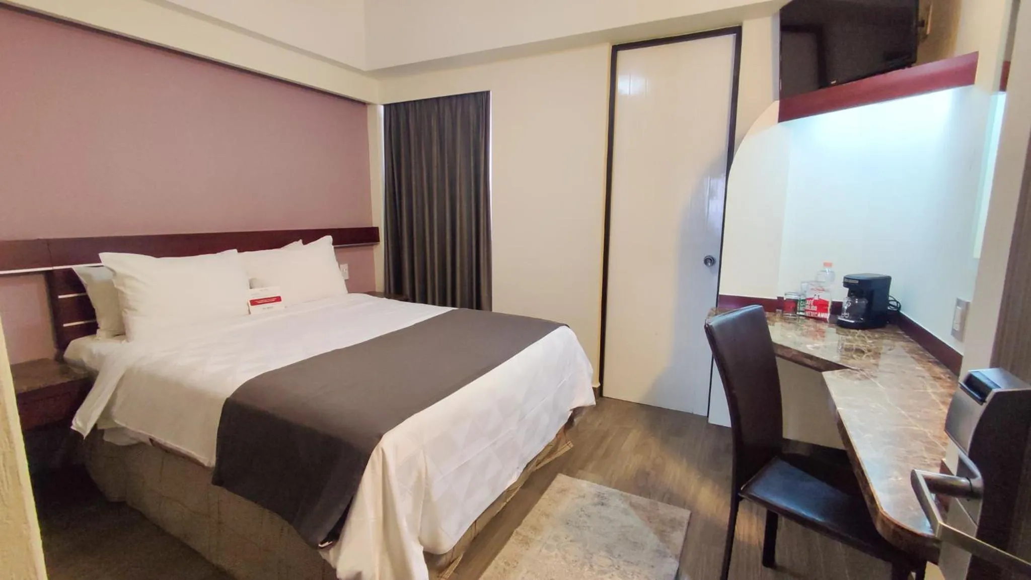 Photo of the whole room, Bed in Hotel Roosevelt Condesa