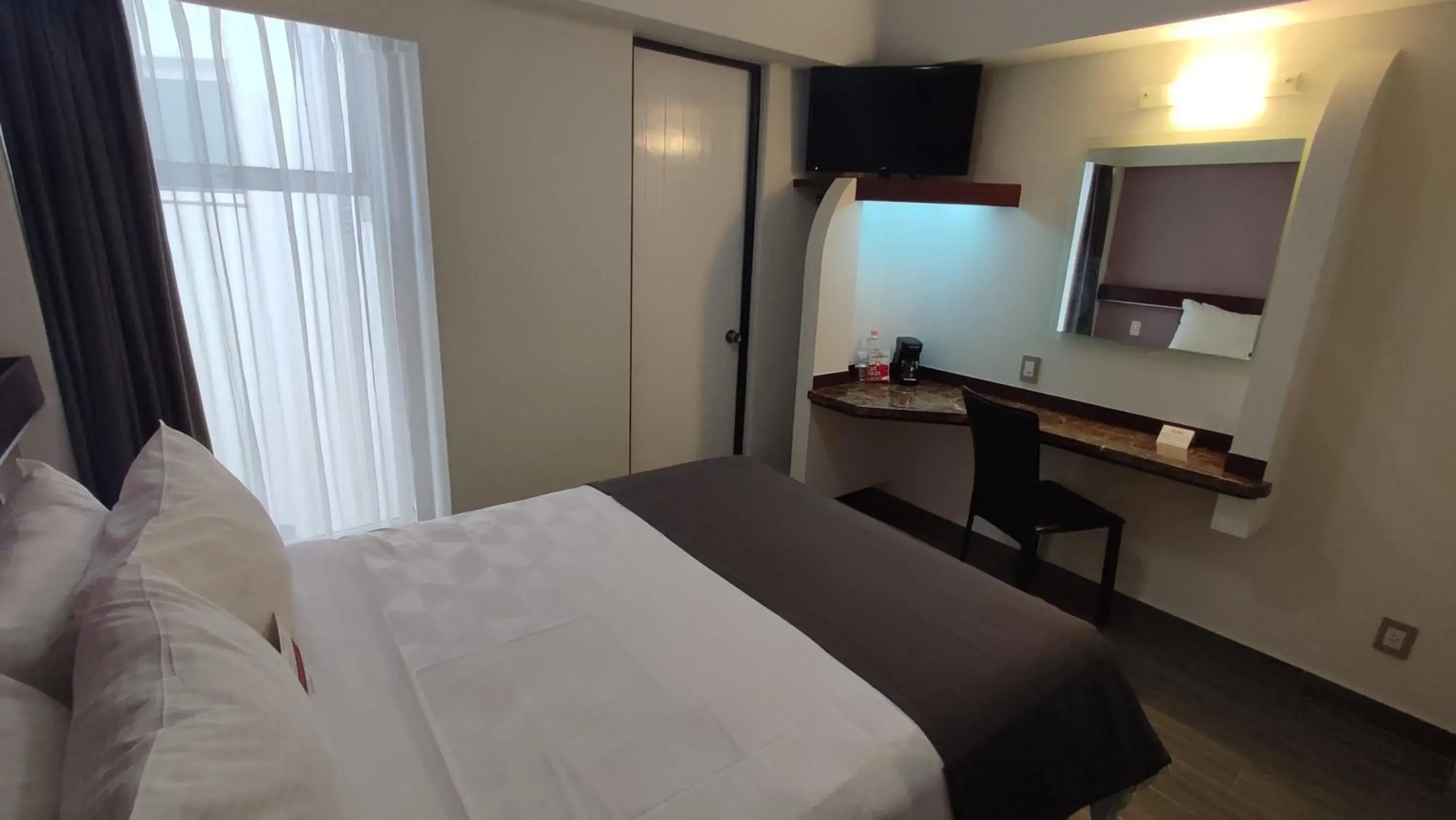 Photo of the whole room, Bed in Hotel Roosevelt Condesa Photo of the whole room, Bed in Hotel Roosevelt Condesa