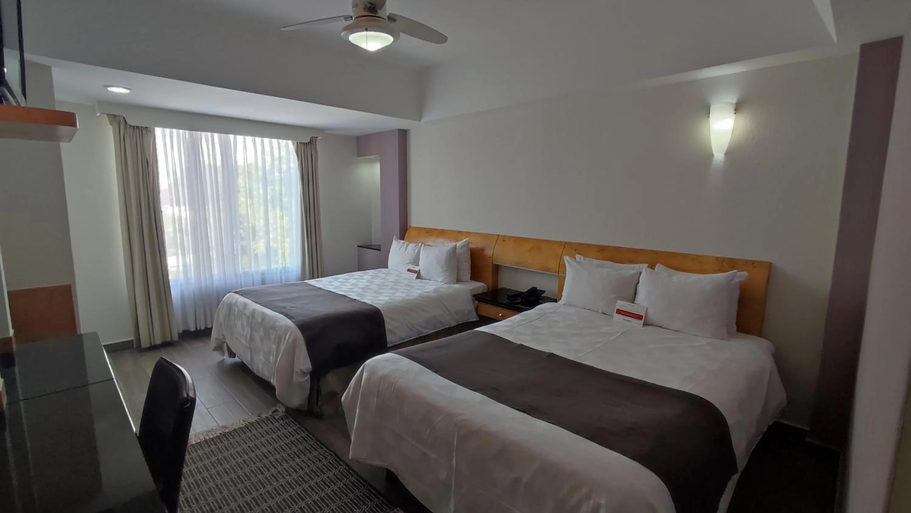 Photo of the whole room, Bed in Hotel Roosevelt Condesa