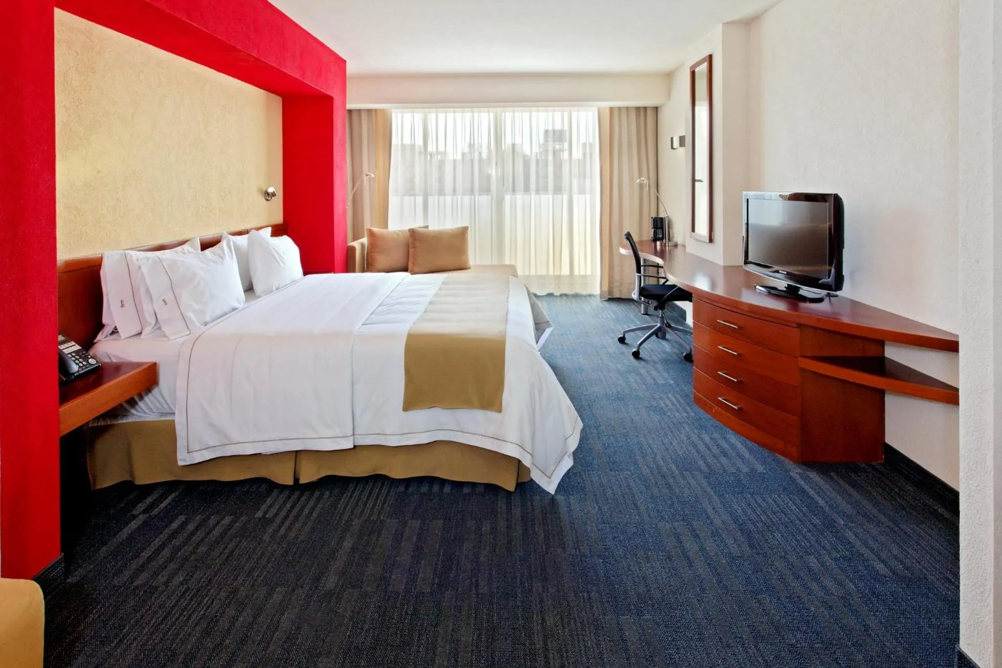 Photo of the whole room, Bed in Holiday Inn Express Guadalajara Expo by IHG